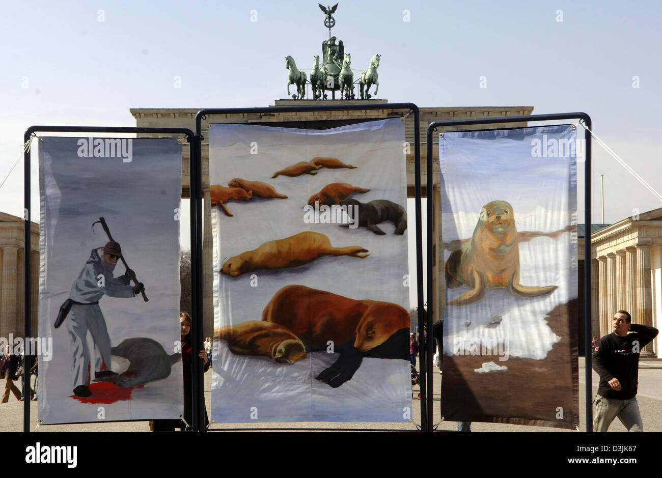 (Dpa) - Greenpeace-Aktivisten demonstrieren mit einem großen Plakat vor dem Brandenburger Tor in Berlin, Deutschland, 29. März 2005. Sie wollen zum protest gegen die Tötung von 350.000 Robben in Kanada mit einem viertägigen Streikposten. Stockfoto