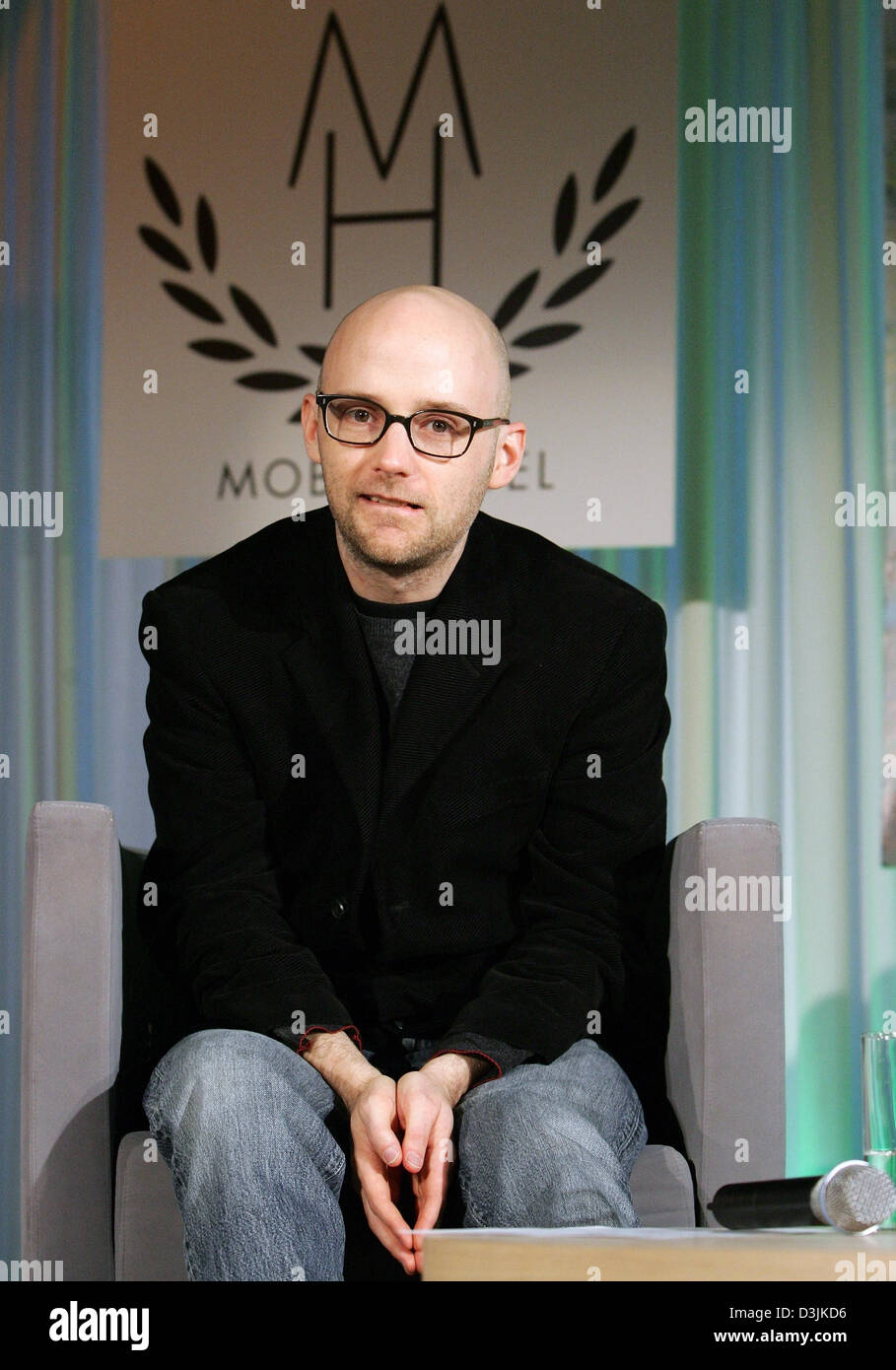 Dpa Us Sanger Und Musiker Richard Hall Alias Moby In Einem Sessel Wahrend Einer Pressekonferenz In Berlin Deutschland 18 Marz 2005 Sitzt Die Kunstlerin Prasentierte Sein Neue Album Hotel In Der Deutschen