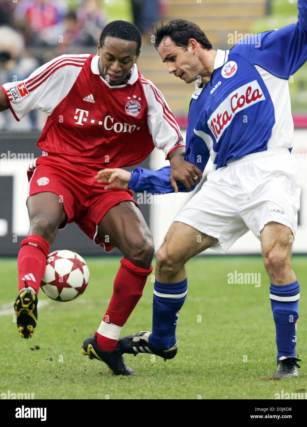 (Dpa) - Bayern Ze Roberto (L) kämpft für den Ball mit Rostocks Michael Hartmann während des Spiels zwischen FC Bayern München und FC Hansa Rostock in München, 19. März 2005. Stockfoto