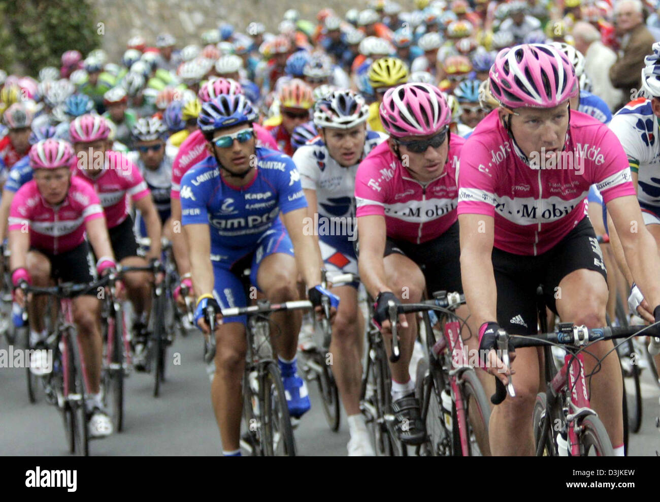 (Dpa) - deutsche Radsport pro Andreas Klier des Team T-Mobile fährt sein Rad vor seinen Teamkollegen (von R) Sergej Ivanov, Matthias Kessler und Alexandr Vinokurov in Aktion während der "Mailand - San Remo" Tour in der Nähe von San Remo, 19. März 2005. Stockfoto