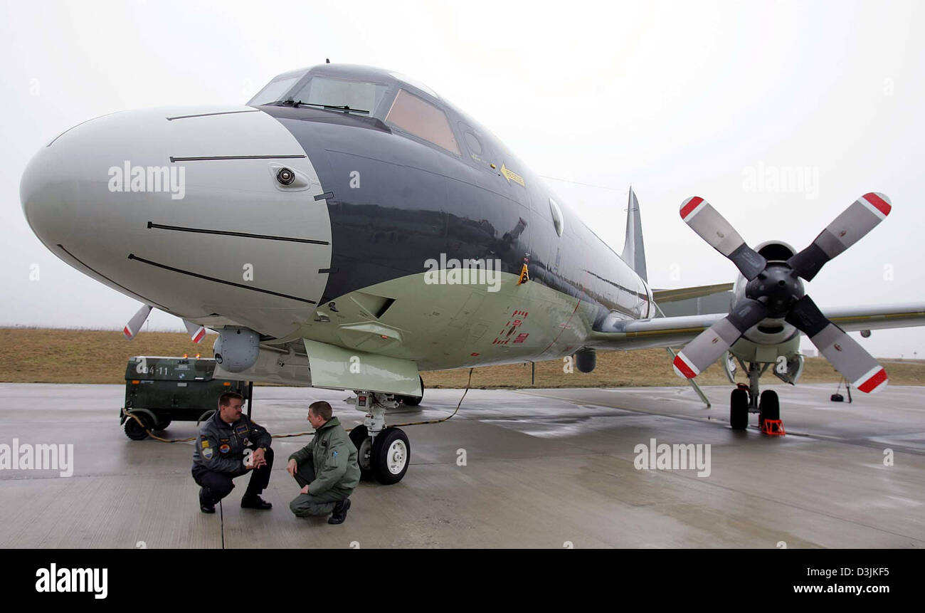 (Dpa) - niederländischer Kommandant Ron Louwerse (R) mit deutschen Bjoern Malmus, Kopf eines Training Geschwaders unter das weiträumige Luftnahunterstützung Flugzeug "P - 3 C Orion" bei der Marine-Flieger-Geschwader 3 in Nordholz, bei Cuxhaven, Deutschland, 18. März 2005 sitzt. Die deutsche Bundeswehr kauften acht gebrauchte Flugzeuge, die 24 Jahre alt sind, aus dem niederländischen Militär. Sie sollen t ersetzen Stockfoto