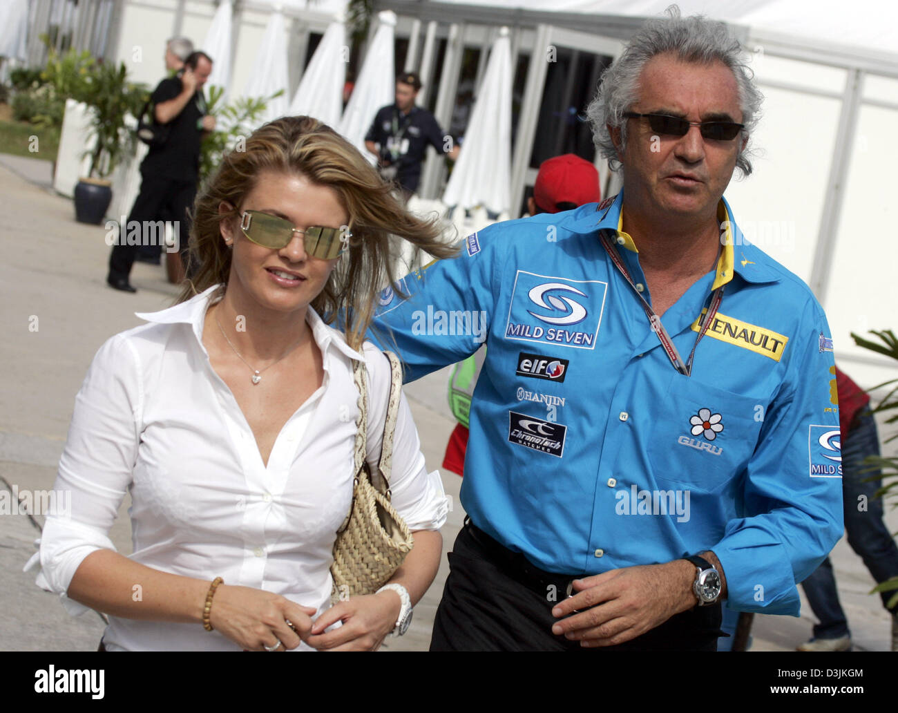(Dpa) - Corinna Schumacher (L), Ehefrau des deutschen Formel1-Fahrer Michael Schumacher (Ferrari) und Renault Team wichtigsten italienischen Flavio Briatore zu Fuß durch das Fahrerlager auf dem malaysischen Grand Prix Circuit in Sepang, in der Nähe von Kuala Lumpur, Malaysia, 19. März 2005. Der Grand Prix von Malaysia fand am 20. März 2005. Stockfoto