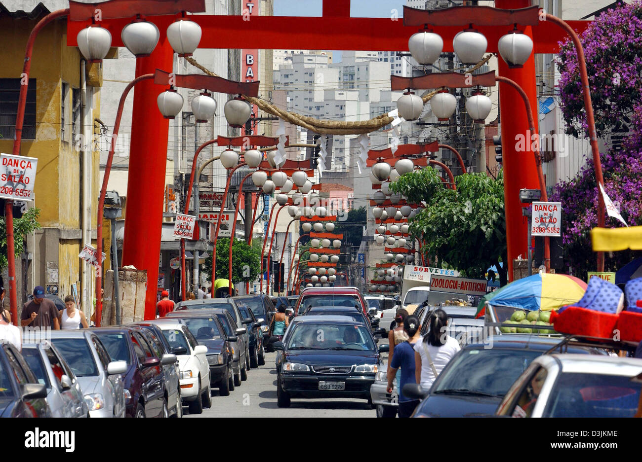 (Dpa) - Laternen, die auf die großen Balken oberhalb einer Straße hängen sollen im Stil der typisch japanische Lampen in der japanischen Viertel Liberdade in der Nähe des Centro in Sao Paulo, Brasilien, 13. Februar 2005. Etwa 1 Million Japaner Leben in Sao Paulo. Es ist somit die größte japanische Kolonie außerhalb Japans. Menschen aus mehr als 70 Nationen leben in der multikulturellen Stadt Sao Paulo. Stockfoto