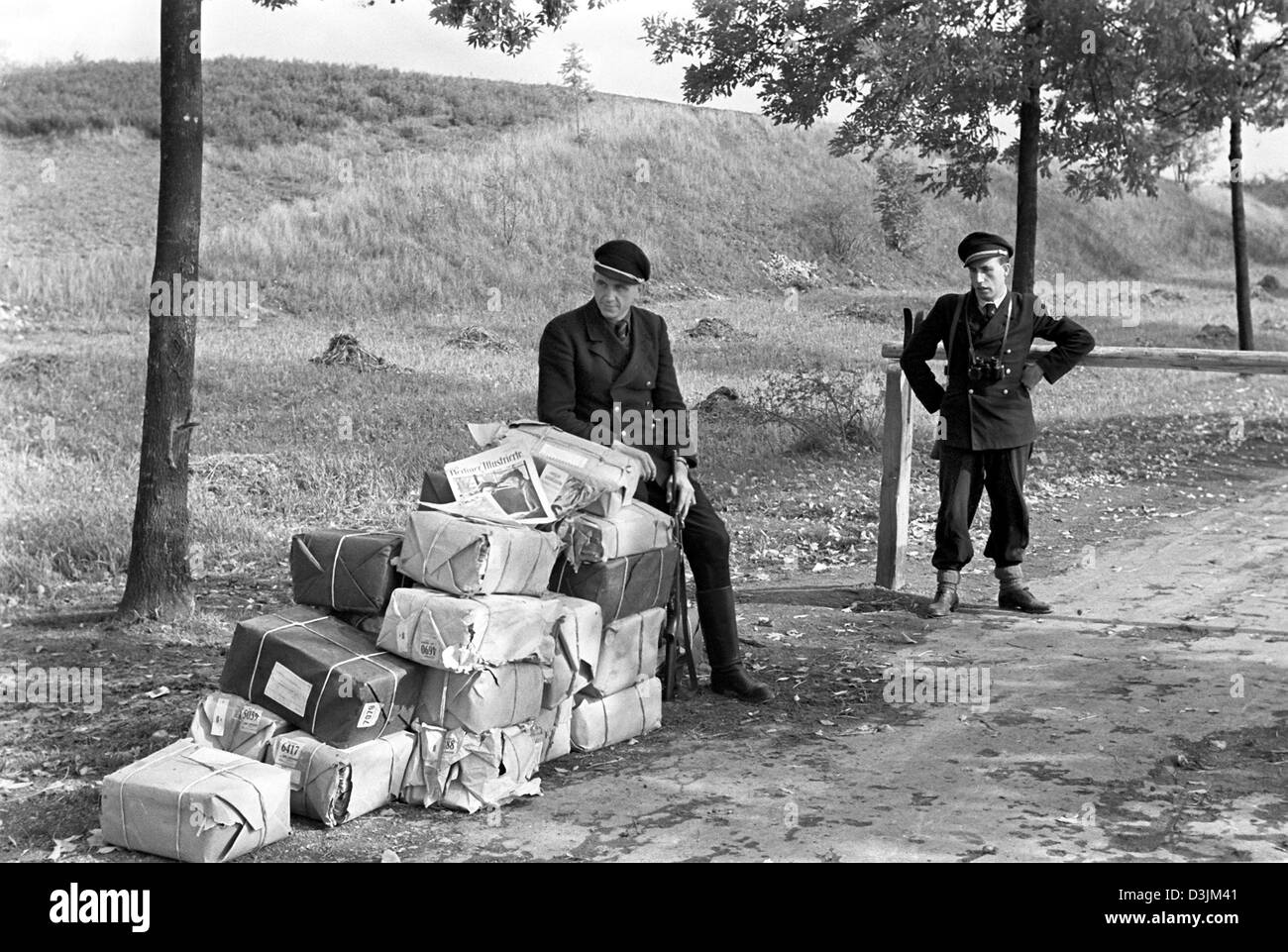 (Dpa) - Grenzpolizisten im Bild neben einem Turnpike auf die Abgrenzung Linie, die Grenze zwischen den USA und der sowjetischen Besatzungszonen in Deutschland, am 3. Oktober 1946. Stockfoto