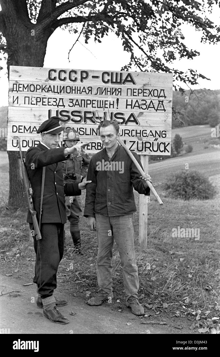 (Dpa) - Wende Grenzpolizisten einen Mann an einem Turnpike an der Demarkationslinie, die Grenze zwischen den USA und der sowjetischen Besatzungszonen in Deutschland, am 3. Oktober 1946. Stockfoto
