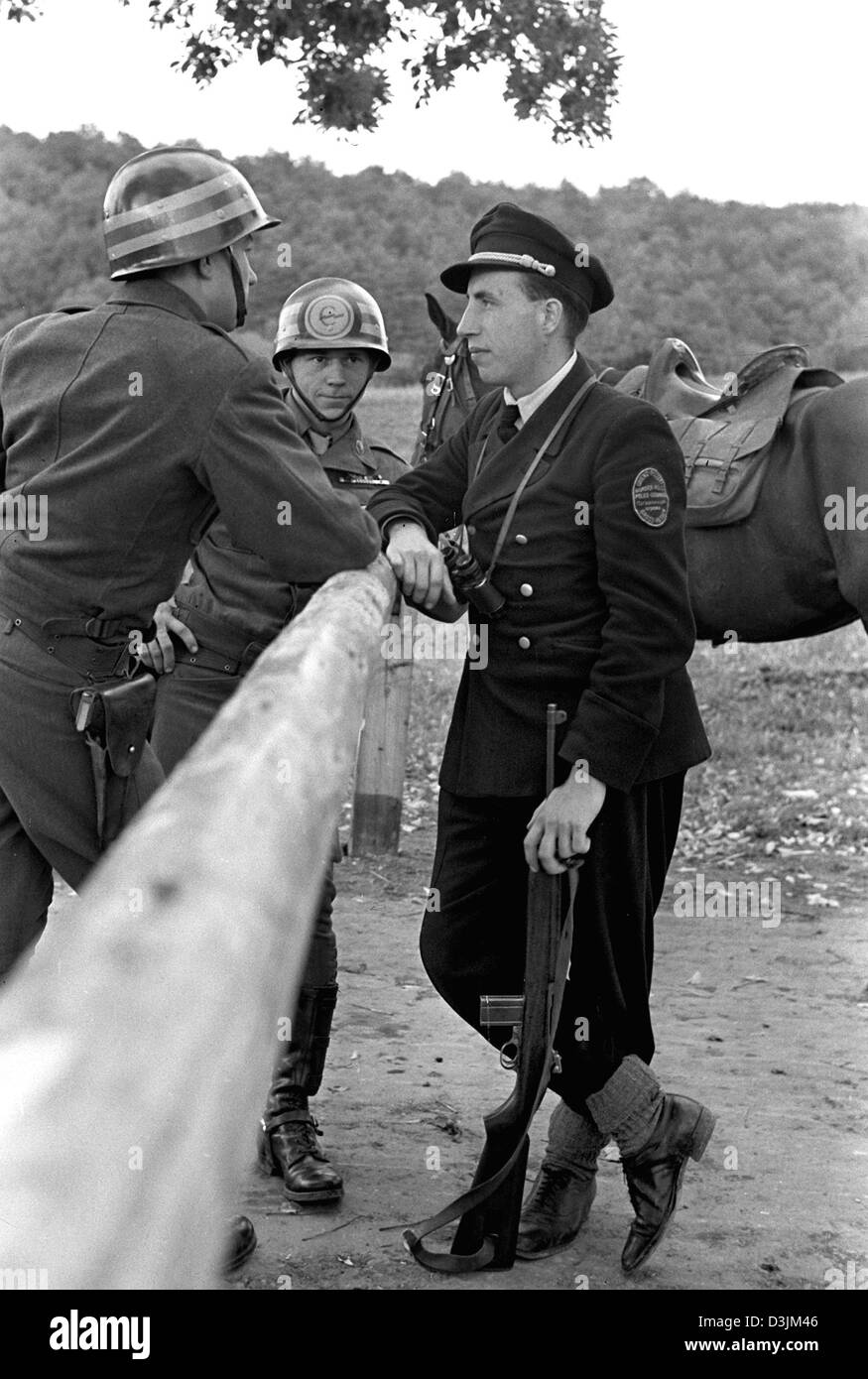 (Dpa) - Grenzpolizisten miteinander reden am Turnpike auf der Demarkationslinie, die Grenze zwischen den USA und der sowjetischen Besatzungszonen in Deutschland, am 3. Oktober 1946. Stockfoto