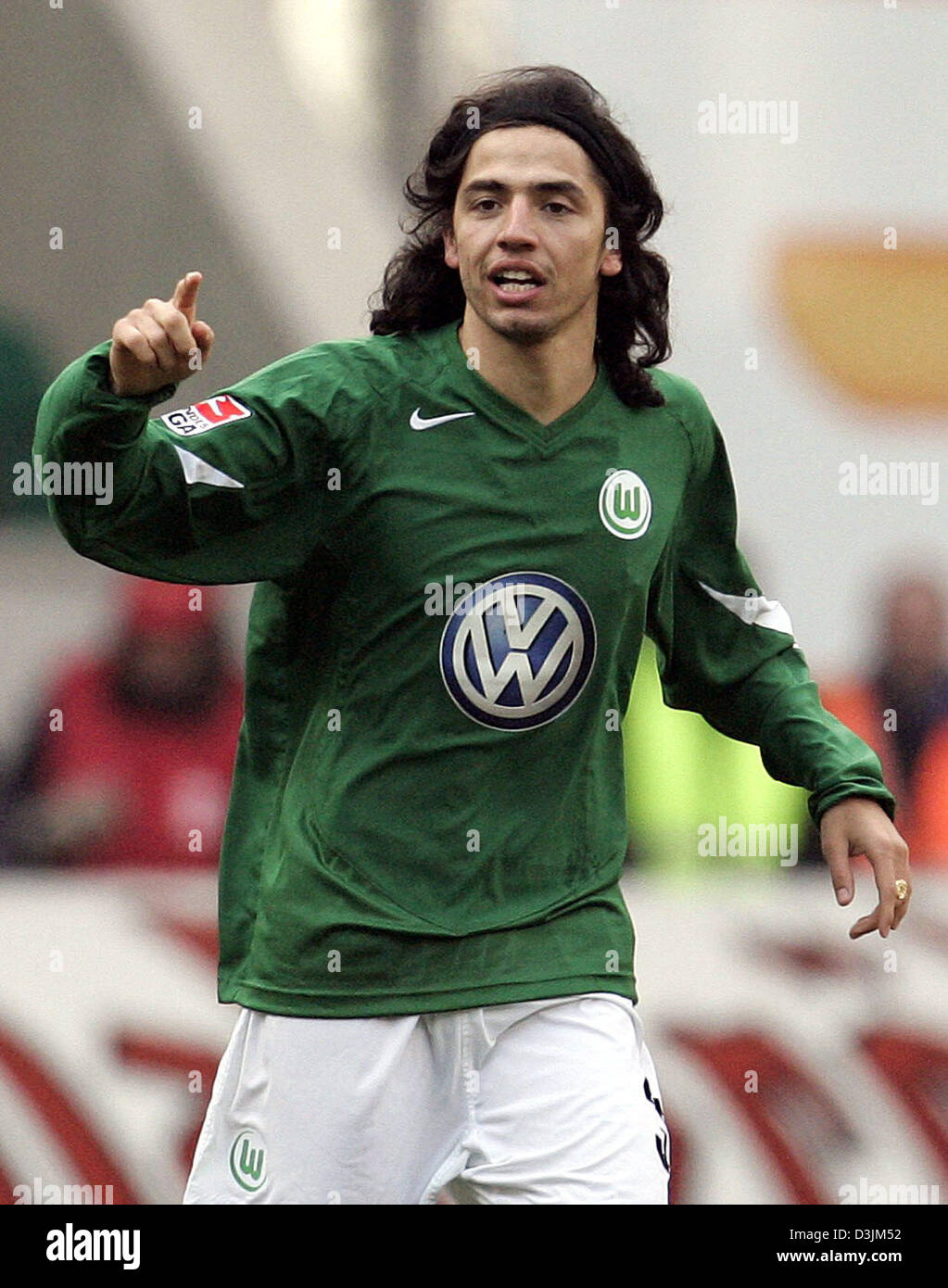 (Dpa) - Wolfsburg-Spieler Juan Carlos Menseguez feiert nach seinem Tor zum 1: 0 in der deutschen Bundesliga-Spiel zwischen VFL Wolfsburg und Hannover 96 in der Volkswagen Arena in Wolfsburg, Deutschland, 12. März 2005. Wolfsburg schlug ihre zwischenstaatlichen Rivalen mit einem Endstand von 1: 0. Stockfoto