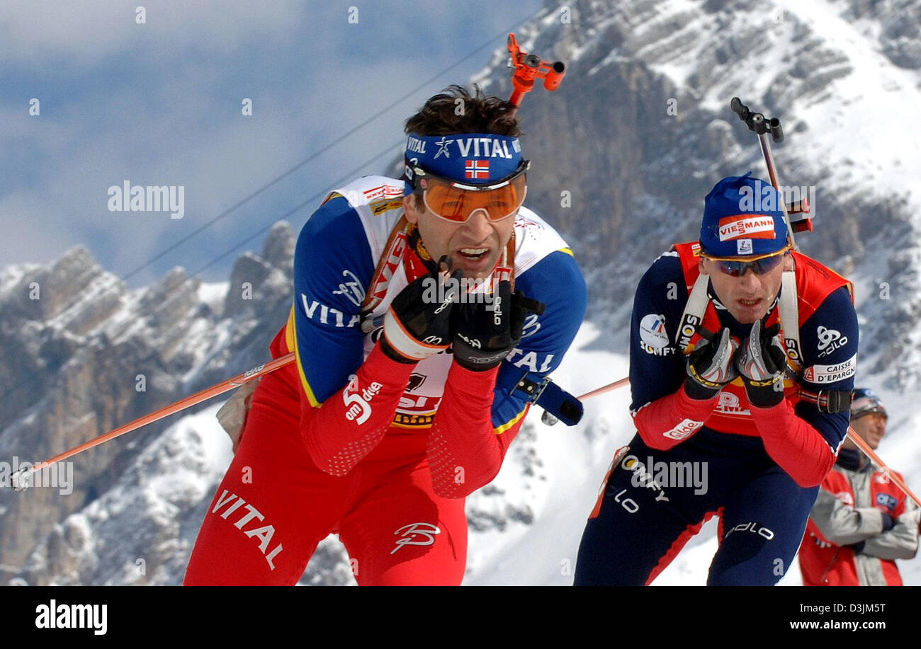 (Dpa) - norwegische Biathlet Ole Einar Bjoerndalen (L) von Frankreichs Raphael Poirée bei den Herren 15 km Massenstart bei den Biathlon-Weltmeisterschaften in Hochfilzen, Österreich, 13. März 2005 gejagt wird. Bjoerndalen gewann das Event während Poiree Dritter. Stockfoto