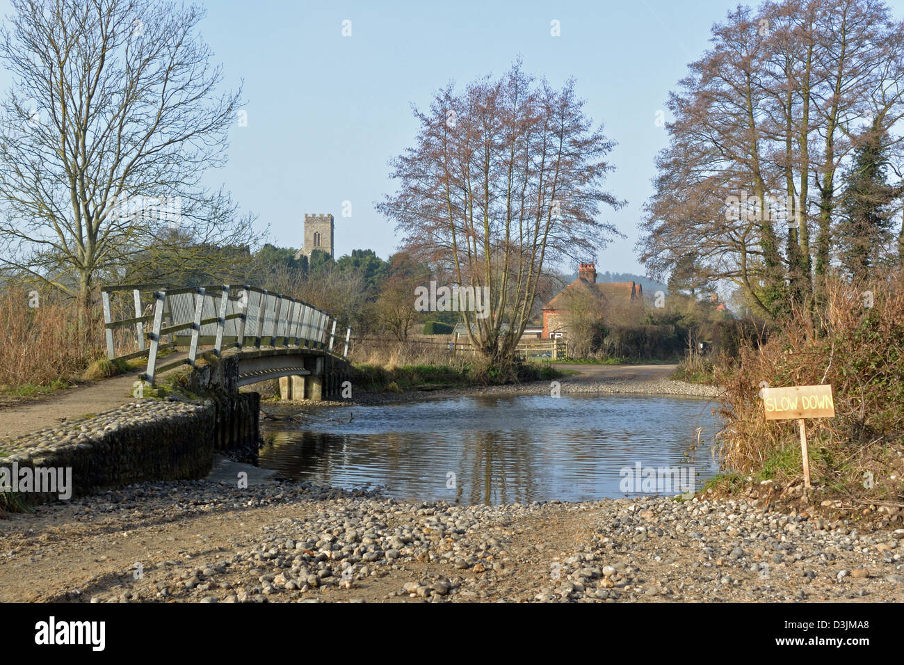 Fußgängerbrücke überqueren den Fluss Glaven neben die Furt bei Glandford, North Norfolk, UK Stockfoto