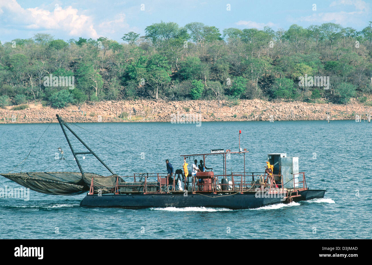 Fischer auf einem nächtlichen Fischerboot, das mit ihrem Fang von Kapenta wieder zur Basis zurückkehrt. See Kariba. Simbabwe Stockfoto