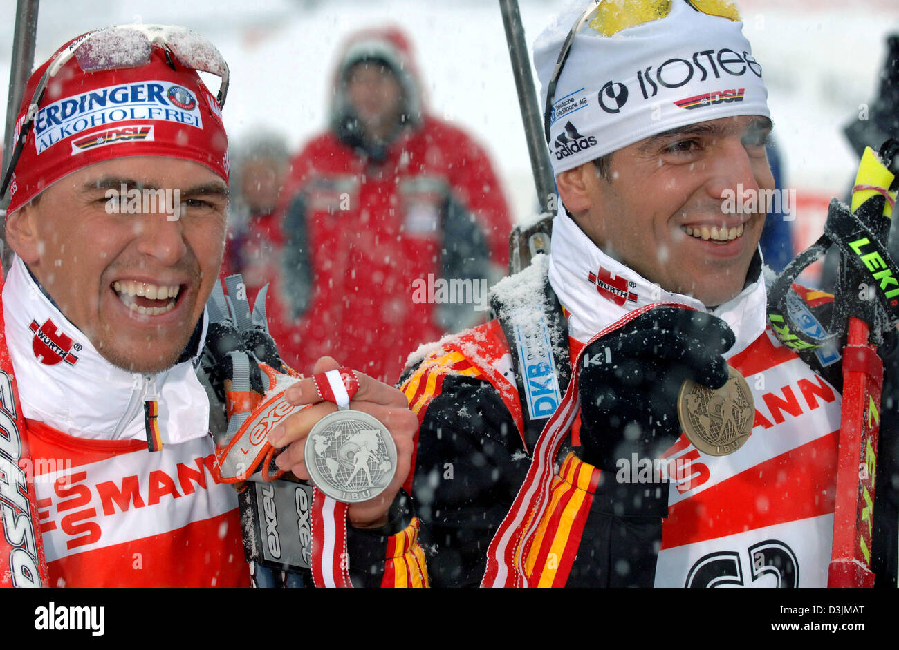 (Dpa) - deutsche Biathleten Michael Greis (L) und Ricco Gross zu Lächeln, als sie ihre silbernen und bronzenen Medaillen nach Beendigung der zweiten und dritten bzw. bei den Herren 20 K einzelne bei den Biathlon-Weltmeisterschaften in Hochfilzen, Österreich, 9. März 2005 präsentieren. Stockfoto