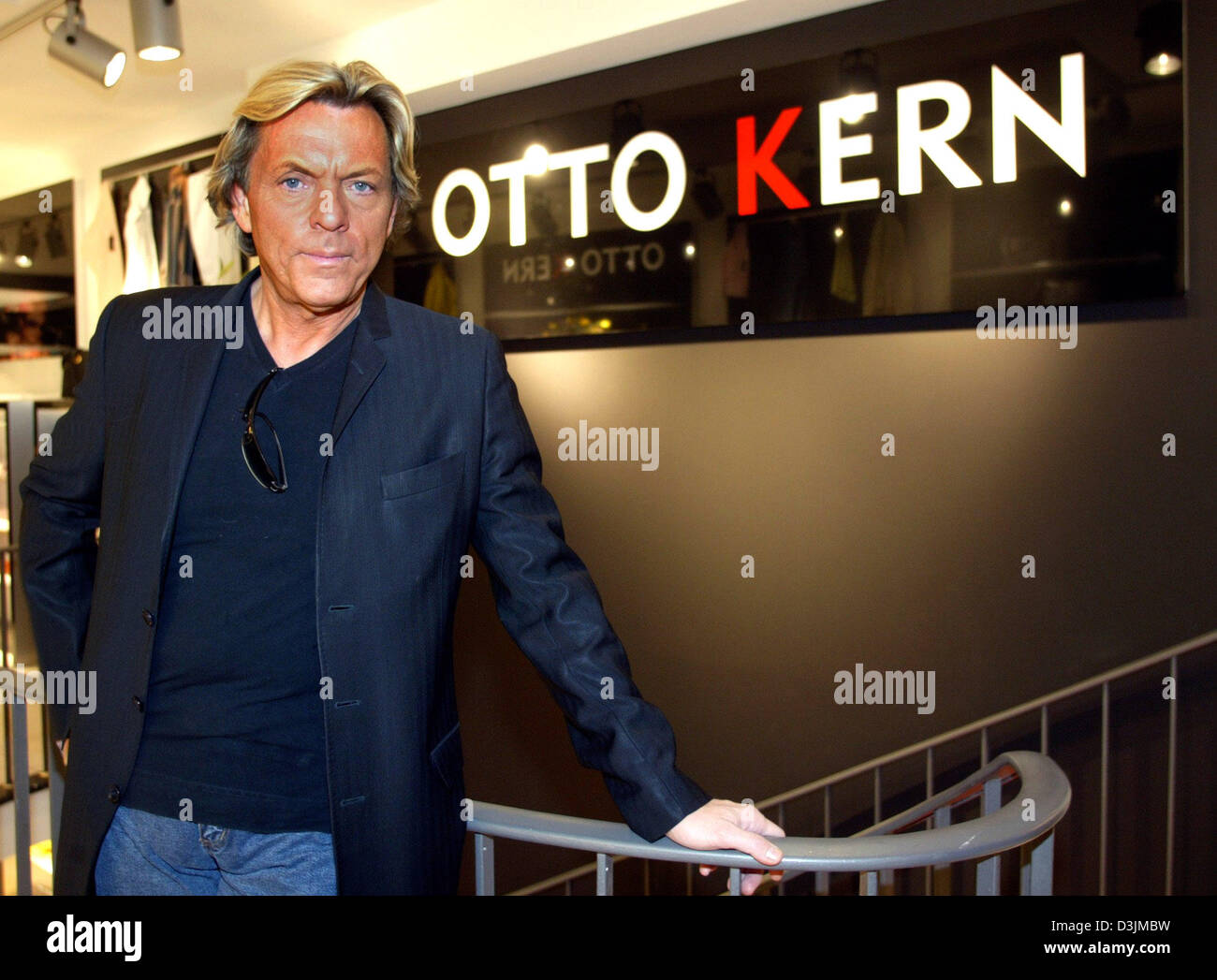 Dpa) - Mode-Unternehmer Otto Kern stellt sich vor mit seinen Namen auf  seinen neuen Store in Freiburg im Breisgau, 4. März 2005 schreiben. Kern  ist eines der berühmtesten deutschen Modedesigner und Herren-Ausstatter