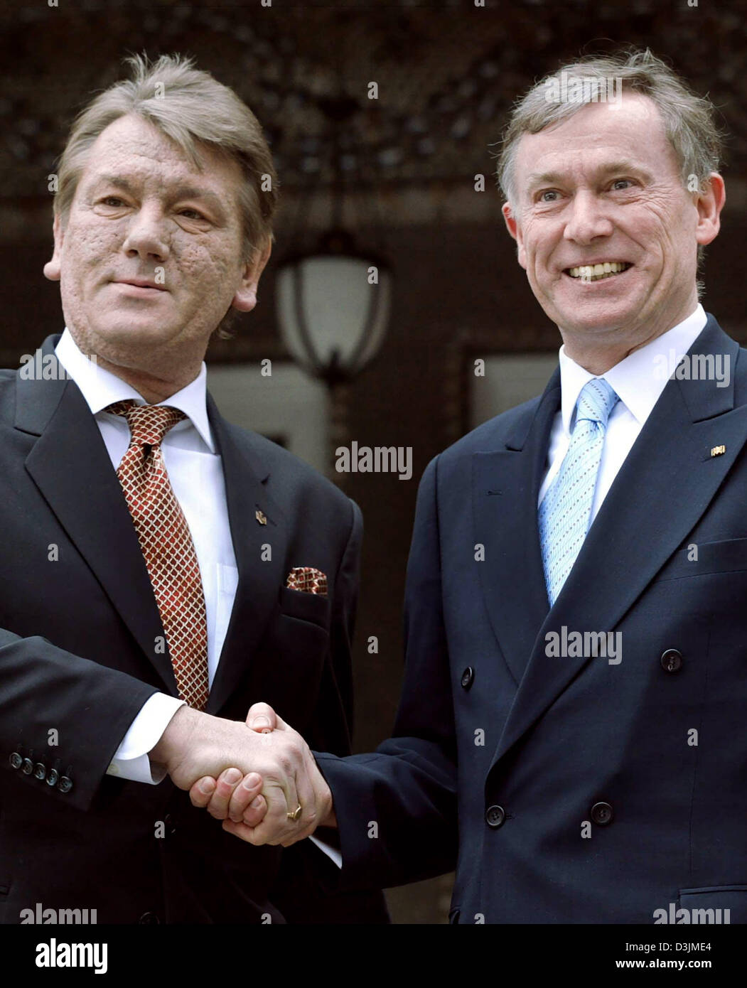 (Dpa) - German President Horst Koehler (R) und der ukrainische Präsident Viktor Yushchenko Handschlag nach ihrem Treffen in Berlin, 8. März 2005.  Juschtschenko bezahlt einen zweitägigen Besuch in Deutschland. Stockfoto