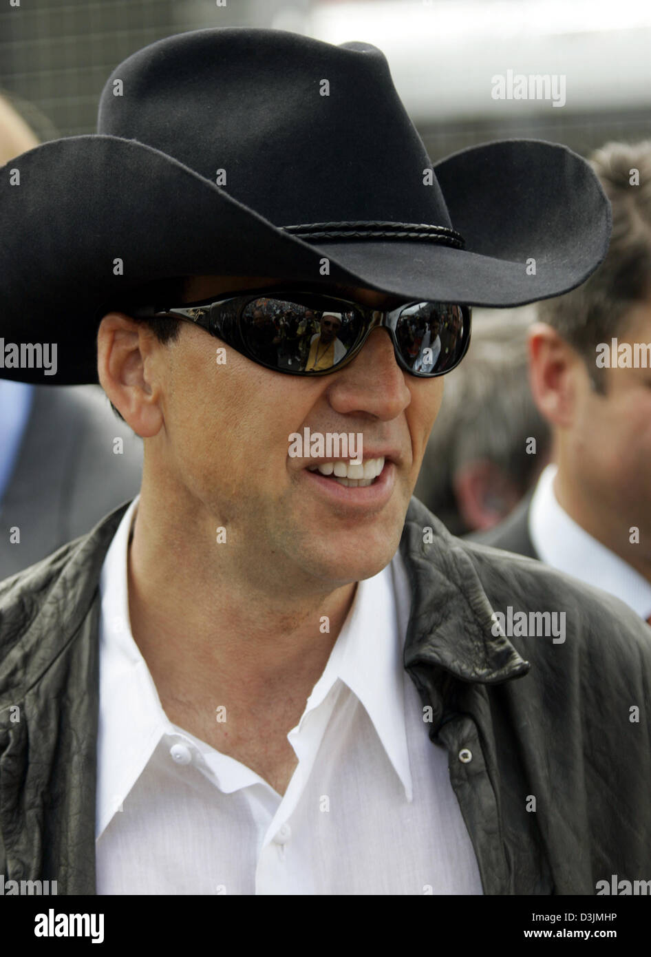 (Dpa) - U.S.-Schauspieler Nicolas Cage in der Startaufstellung vor dem Grand Prix von Australien, Sonntag, 6. März 2005 in Melbourne, Australien. Giancarlo Fisichella Italien gewann vor Rubens Barrichello aus Brasilien und Fernando Alonso Spanien. Stockfoto