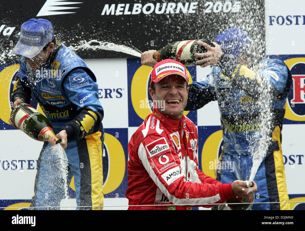 (Dpa) - brasilianische Formel-1-Pilot Rubens Barrichello (C, Ferrari), Giancarlo Fisichella (Renault) und seinem Teamkollegen Fernando Alonso (R) von Spanien genießen Sie den Champagner auf dem Podium nach den australischen Grand Prix in Melbourne, Australien, 6. März 2005. Italienische Formel 1 pilot Giancarlo Fisichella siegte vor brasilianischen Fahrer Rubens Barrichello und Fernando Alonso Spanien. Stockfoto