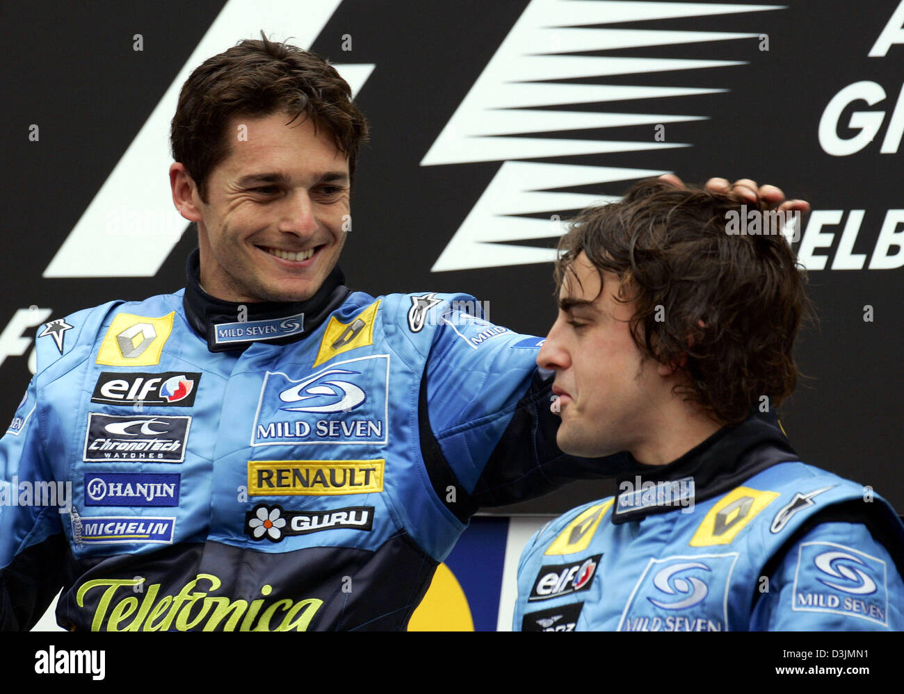(Dpa) - italienischer Formel-1-Fahrer Giancarlo Fisichella (Renault) und seinem Teamkollegen Fernando Alonso (R) von Spanien zu Lächeln, als sie nach dem australischen Grand Prix in Melbourne, Australien, 6. März 2005 auf dem Podium stehen. Italienische Formel 1 pilot Giancarlo Fisichella siegte vor brasilianischen Fahrer Rubens Barrichello und Fernando Alonso Spanien. Stockfoto
