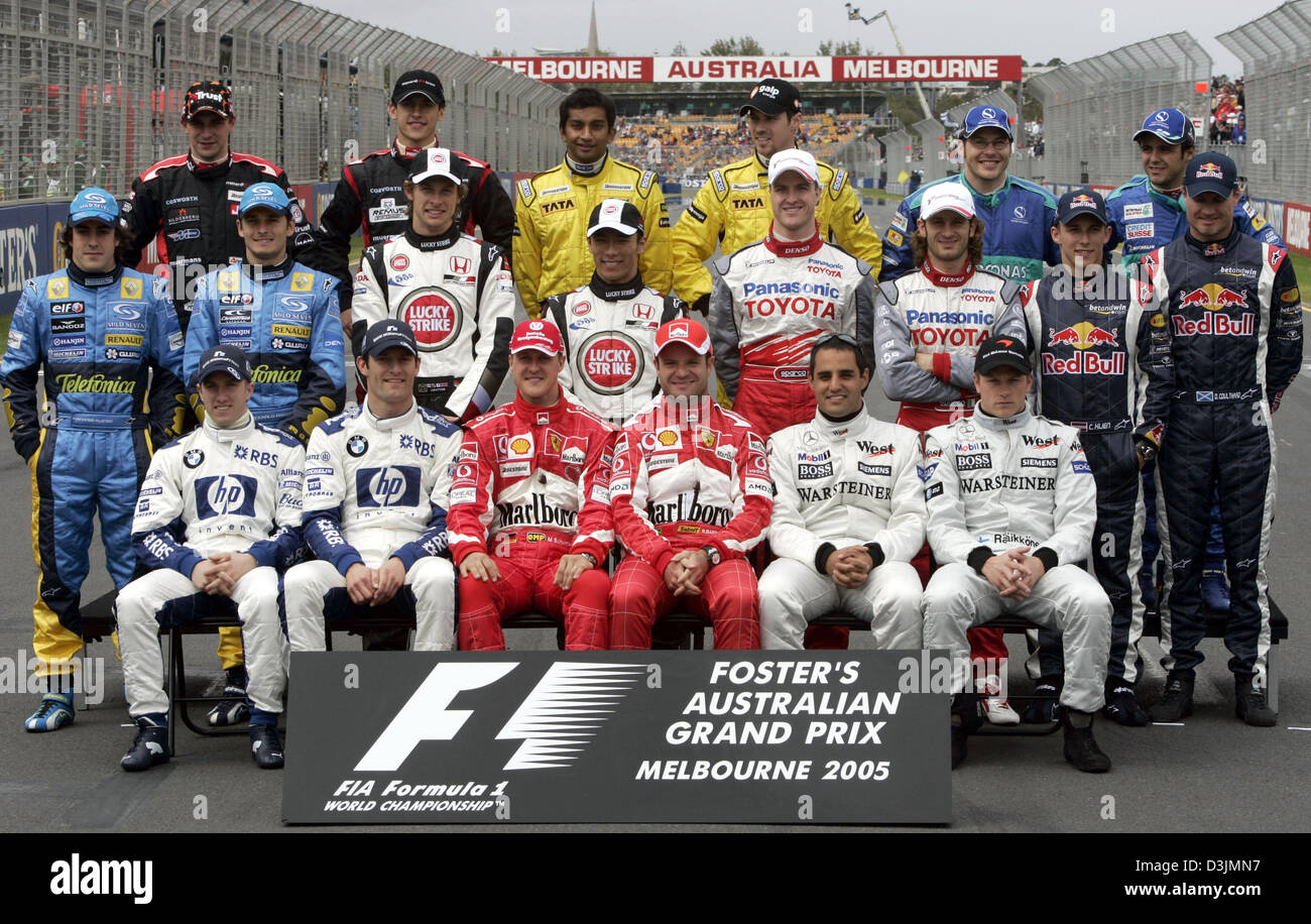 Dpa) - Formel-1-Fahrer für ein Gruppenbild für das Teambild auf der  Grand-Prix-Strecke im Albert Park in Melbourne, Australien, 6. März 2005  darstellen. Vordere Reihe von L, sitzend: Deutsche Nick Heidfeld  (BMW-Williams), Australier