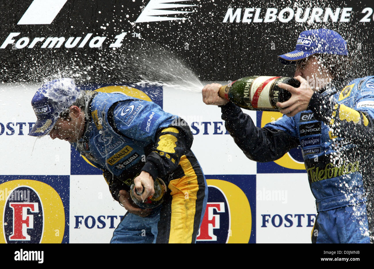 (Dpa) - italienischer Formel-1-Fahrer Giancarlo Fisichella (Renault) und seinem Teamkollegen Fernando Alonso (R) Spaniens genießen den Champagner auf dem Podium nach dem australischen Grand Prix in Melbourne, Australien, 6. März 2005. Italienische Formel 1 pilot Giancarlo Fisichella siegte vor brasilianischen Fahrer Rubens Barrichello und Fernando Alonso Spanien. Stockfoto