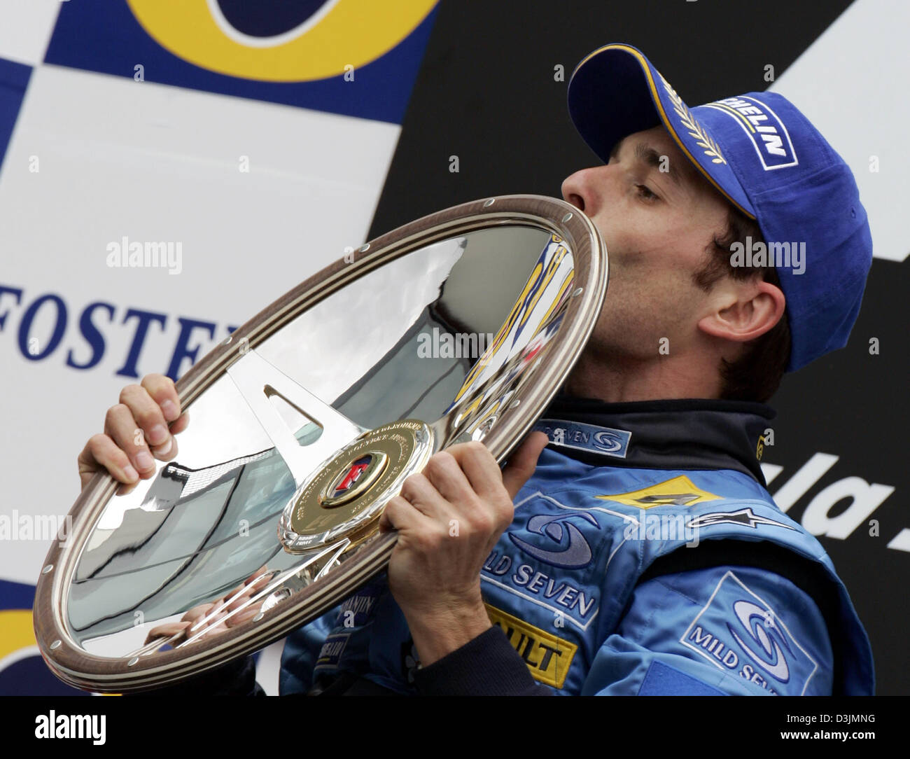 (Dpa) - italienischer Formel-1-Fahrer Giancarlo Fisichella (Renault) küsst seine Trophäe und jubilates auf dem Podium nach dem Gewinn der Australian Grand Prix in Melbourne, Australien, 6. März 2005. Fisichella siegte vor Brasilianer Rubens Barrichello und Fernando Alonso Spanien. Stockfoto