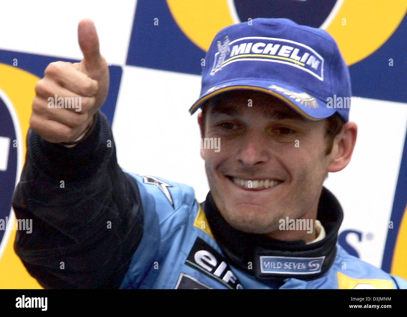 (Dpa) - italienischer Formel-1-Fahrer Giancarlo Fisichella (Renault) gibt einen Daumen nach oben auf dem Podium nach dem Gewinn der Australian Grand Prix in Melbourne, Australien, 6. März 2005. Fisichella siegte vor Brasilianer Rubens Barrichello und Fernando Alonso Spanien. Stockfoto