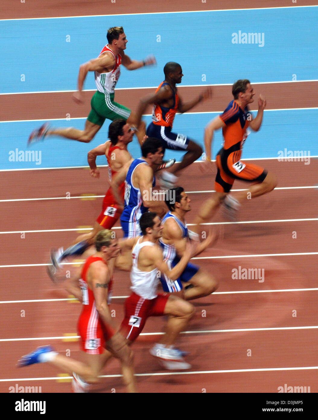 (Dpa) - sprint Athleten entlang der Strecke während der Männer 60 Meter Sprint Veranstaltung in der 28. Indoor Leichtathletik-Europameisterschaft in Madrid, Spanien, 5. März 2005. Stockfoto