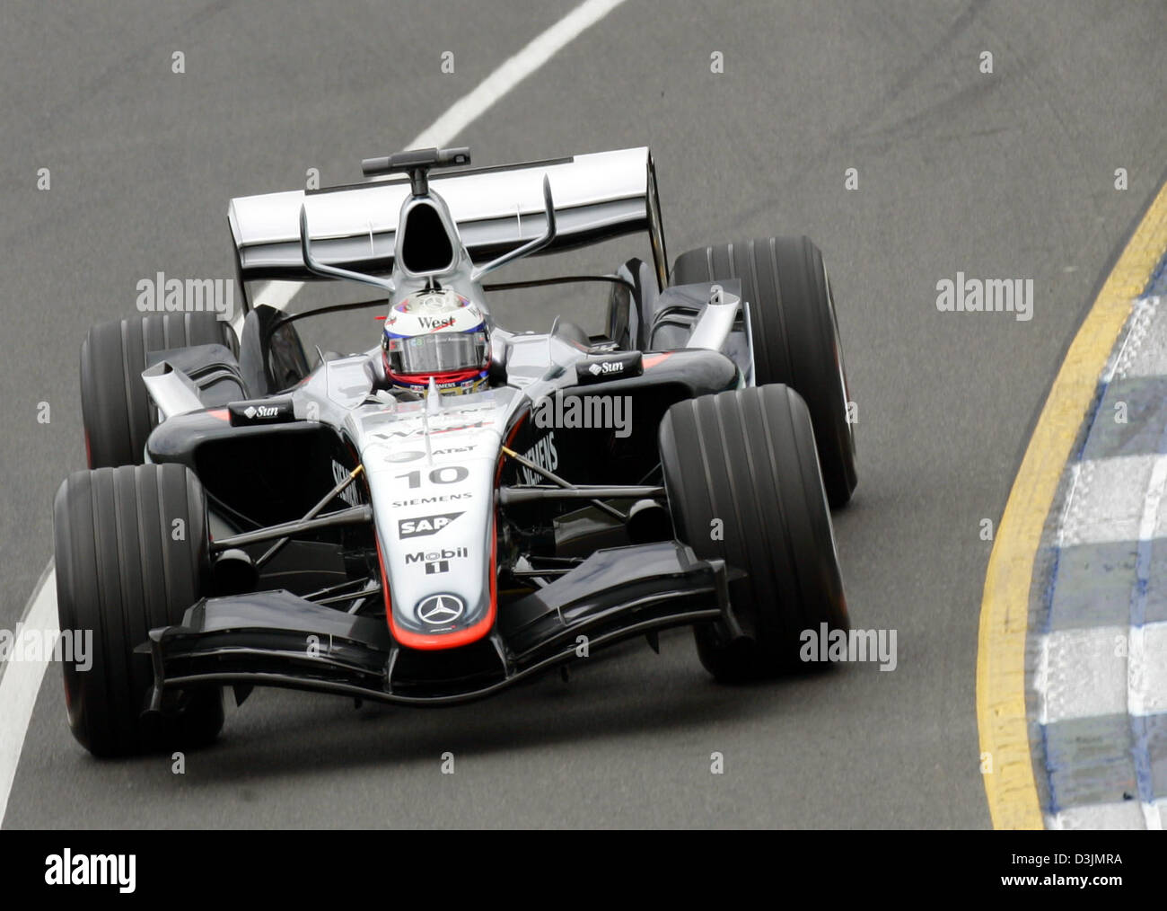 (Dpa) - kolumbianische Formel-1-Fahrer Montoya fährt seinen McLaren Mercedes Training rund um die Grand Prix Rennstrecke im Albert Park in Melbourne, Australien, 4. März 2005. Stockfoto