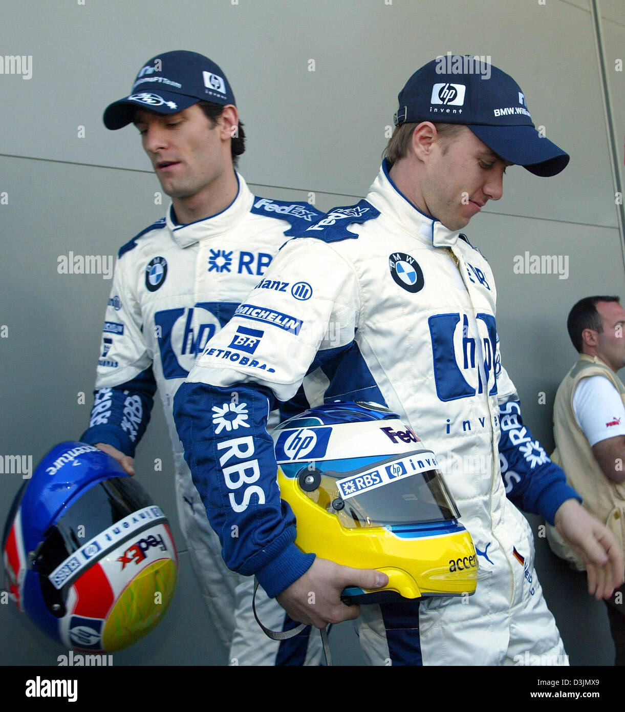 (Dpa) - deutsche Formel1-Fahrer Nick Heidfeld (R) und seine australischen BMW-Williams Teamkollege Mark Webber übergeben einander bei einem Fototermin auf der Grand-Prix-Strecke im Albert Park in Melbourne, Australien, 3. März 2005. Der erste Grand Prix der Saison 2005 startet am Sonntag, 6. März 2005. Stockfoto