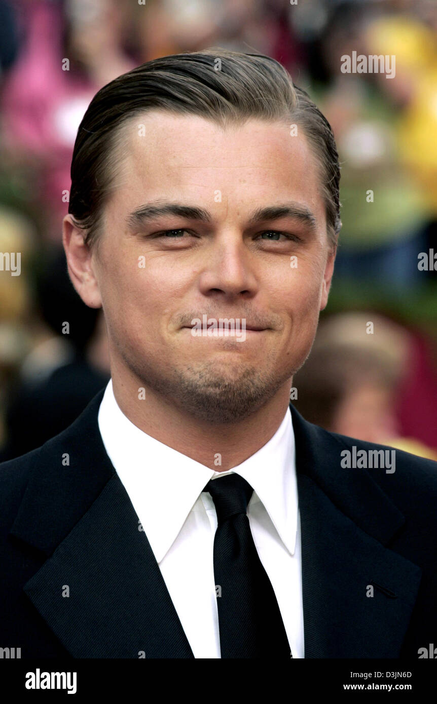 (Dpa) - US-Schauspieler Leonardo DiCaprio lächelt, als er für die 77. Oscarverleihung im Kodak Theatre in Los Angeles, Kalifornien, USA, 27. Februar 2005 ankommt. Stockfoto