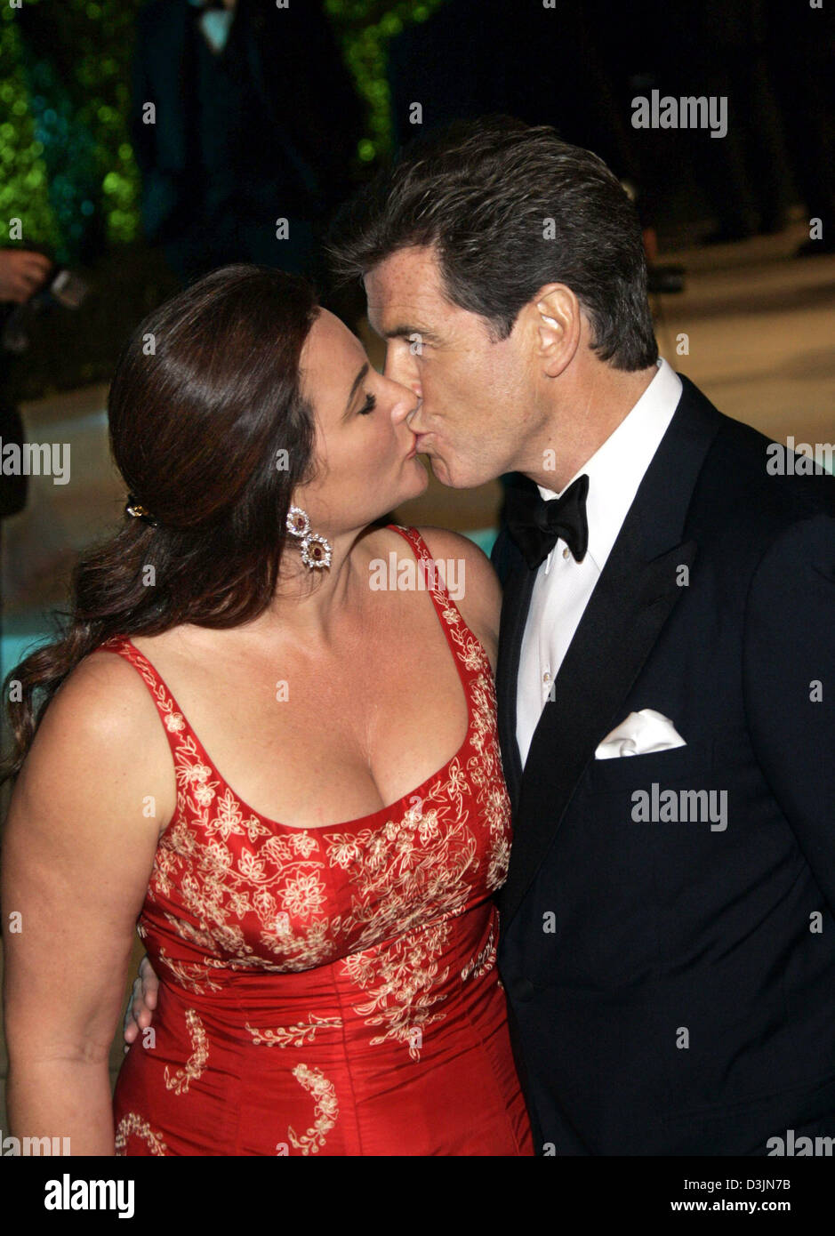 (Dpa) - Pierce Brosnan küsst seine Frau Keely Shaye-Smith als am der 77. Oscar-Verleihung im Kodak Theater in Hollywood, USA, 27. Februar 2005 statt eintreffen. Stockfoto