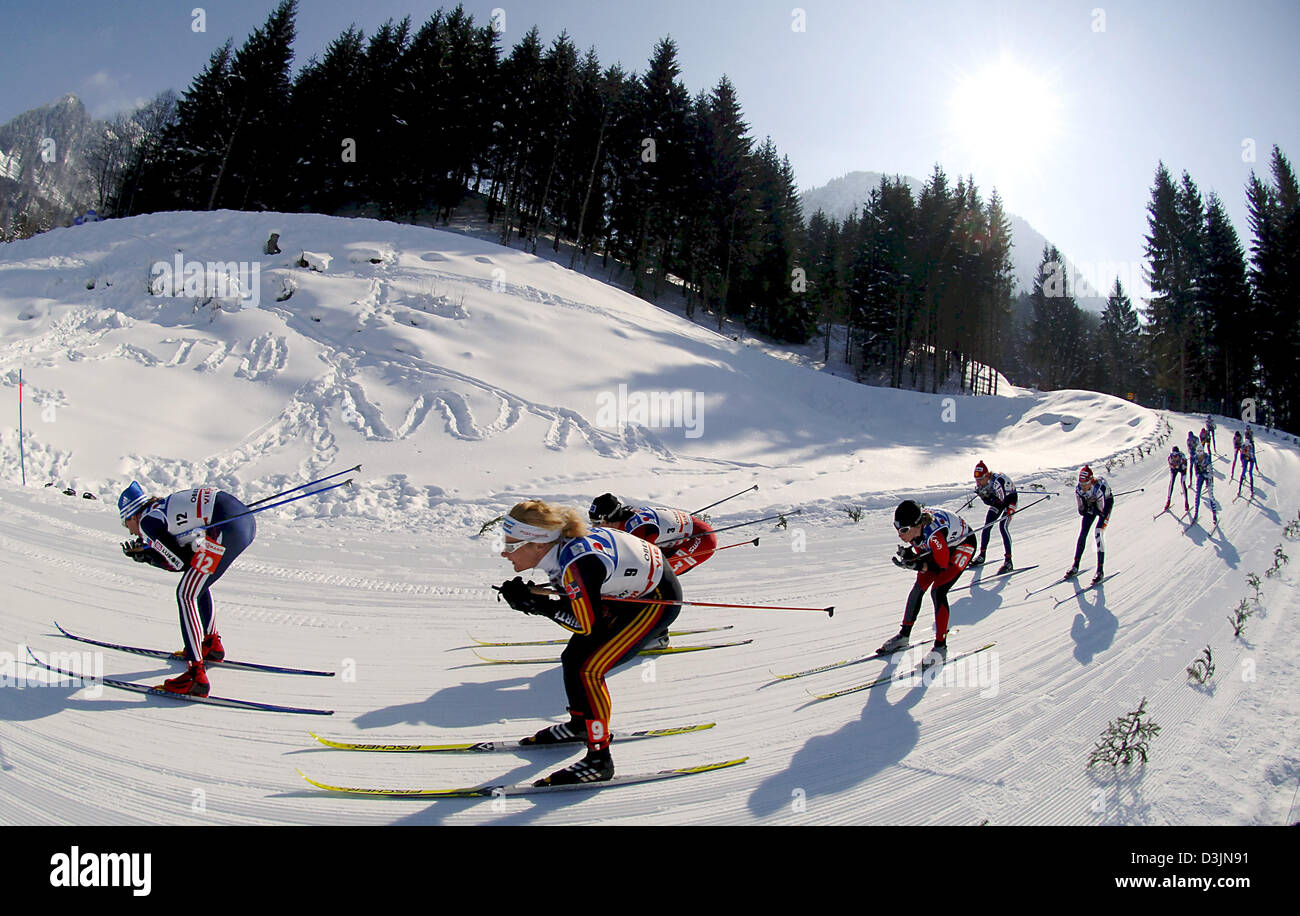 (Dpa) - deutsche Skilangläuferin Claudia Kuenzel (C, Front) Rennen bergab in die Frauen 30 km Langlauf Event bei der nordischen Ski-WM in Oberstdorf, Deutschland, 26. Februar 2005. Am Ende nahm Kuenzel siebten Platz. Stockfoto