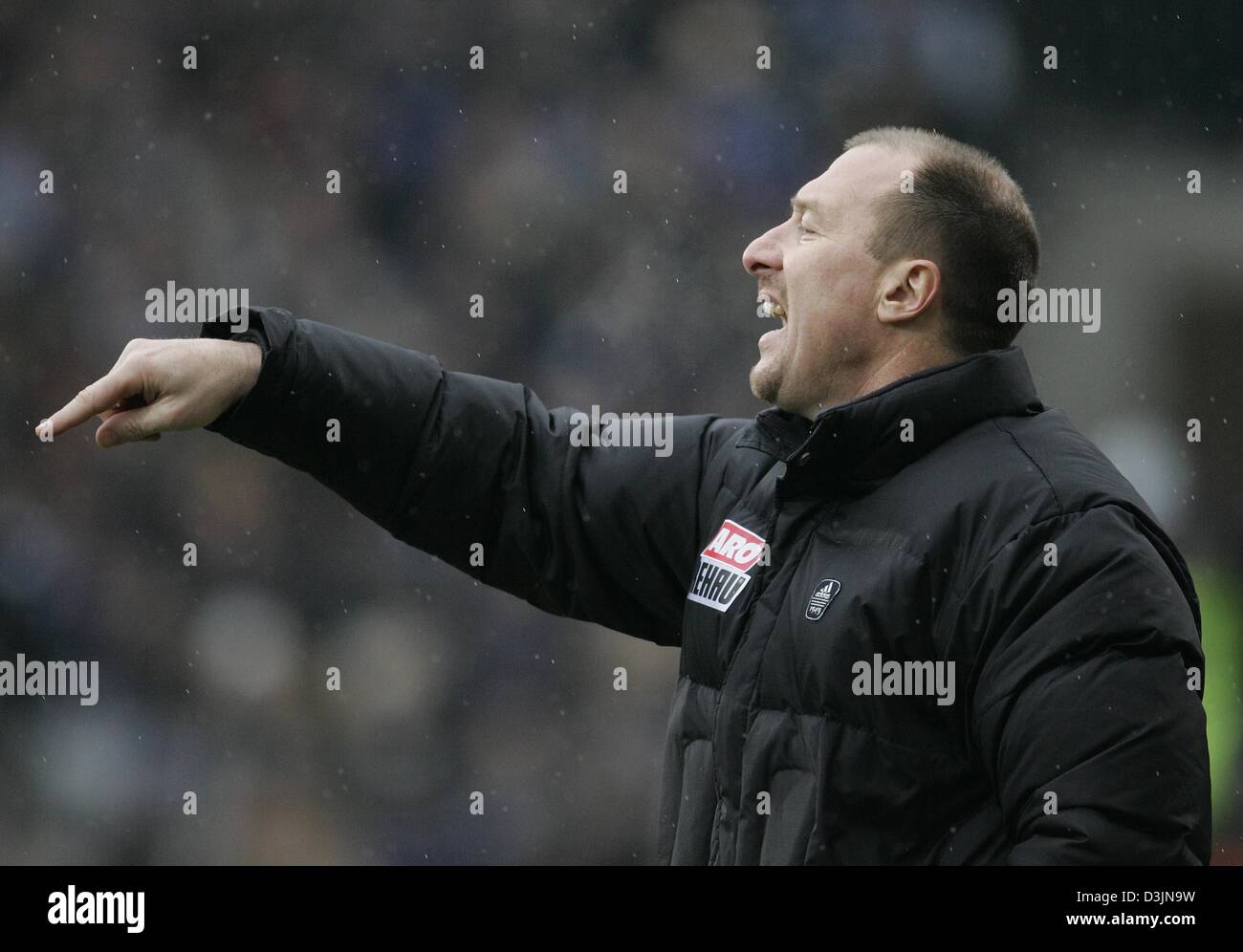 (Dpa) - der Nürnberger Fußball-Trainer Wolfgang Wolf Gesten wie er Anweisungen an sein Team auf dem Spielfeld während der Bundesliga-Fußballspiel zwischen DSC Arminia Bielefeld und 1. FC Nürnberg in Bielefeld, Deutschland, 26. Februar 2005 schreit. Stockfoto