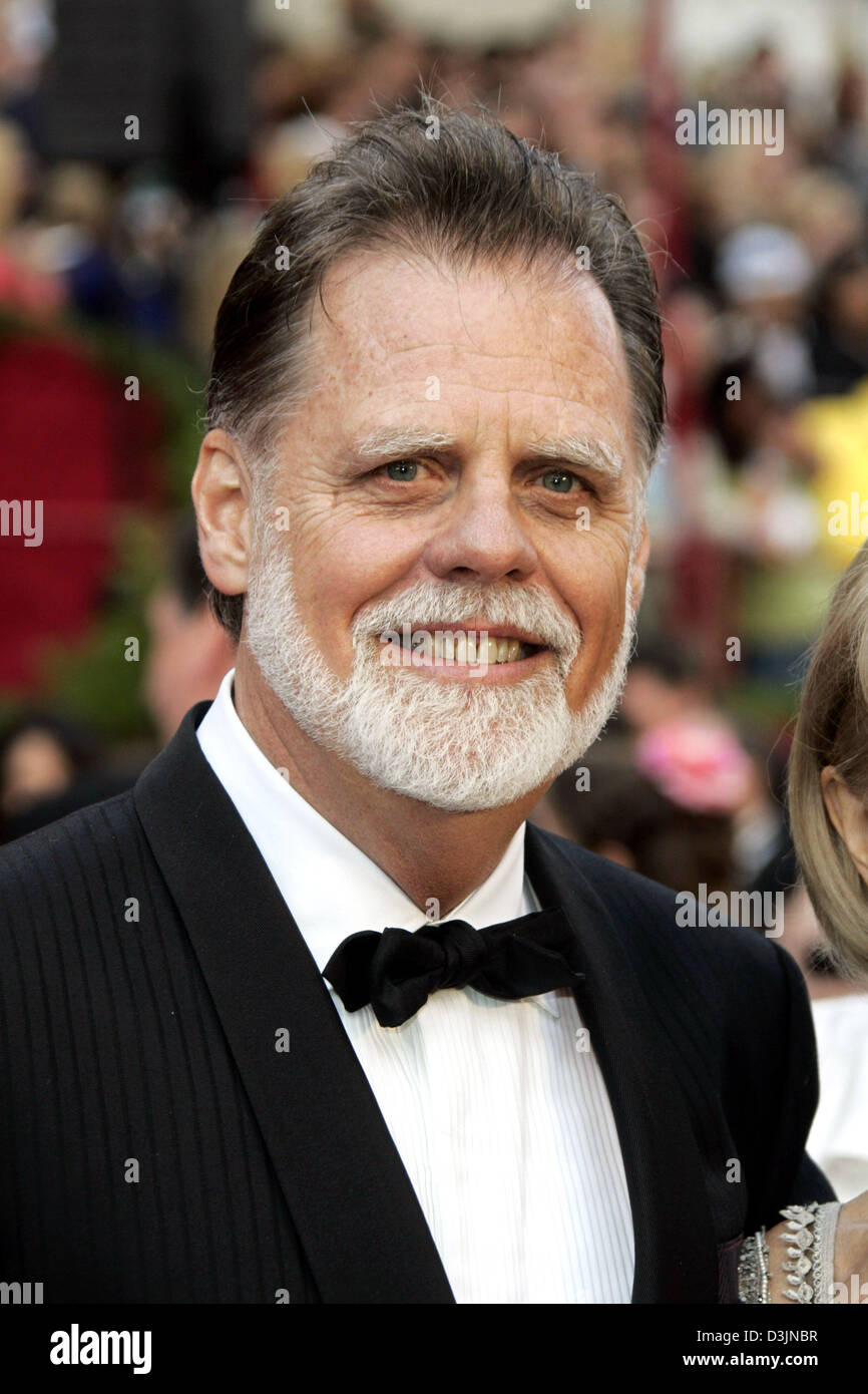 (Dpa)-US-Regisseur Taylor Hackford lächelt, als er ankommt, für die 77. Oscar-Verleihung im Kodak Theater in Los Angeles, 27. Februar 2005 statt. Stockfoto