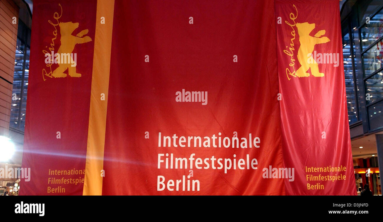 (Dpa) - Fahnen werben der 55. Berlinale internationales Filmfestival in das Einkaufszentrum "Potsdamer Platz Arkaden" (Potsdamer Platz Arkaden) in Berlin, Deutschland, 16. Februar 2005. Stockfoto