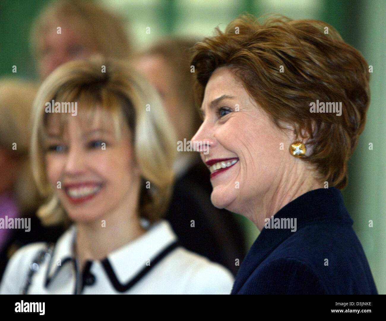 (Dpa) - US-First Lady Laura Bush (R) und Doris Schröder-Koepf, Ehefrau von Bundeskanzler Gerhard Schroeder, besuchen Sie das Römermuseum Deutsch in Mainz, Deutschland, Mittwoch, 23. Februar 2005. US-Präsident George W. Bush ist auf einen eintägigen Besuch nach Deutschland. Stockfoto