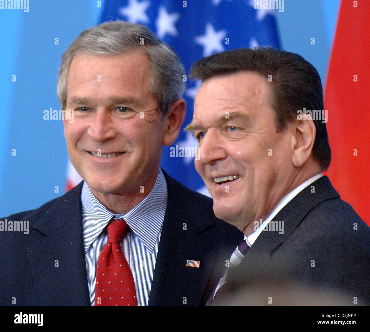 (Dpa) - US-Präsident George W. Bush (L) und Bundeskanzler Gerhard Schroeder Lächeln nach einer Pressekonferenz, die eine halbe Stunde Rede im Schloss in Mainz, den 23. Februar 2005 folgte. Themen des Treffens waren die Konsolidierung der deutschen amerikanischen Beziehungen, die Situation im Irak, den Nahen Osten und der Iran sowie Klimaschutz. Bush ist auf eine Stockfoto