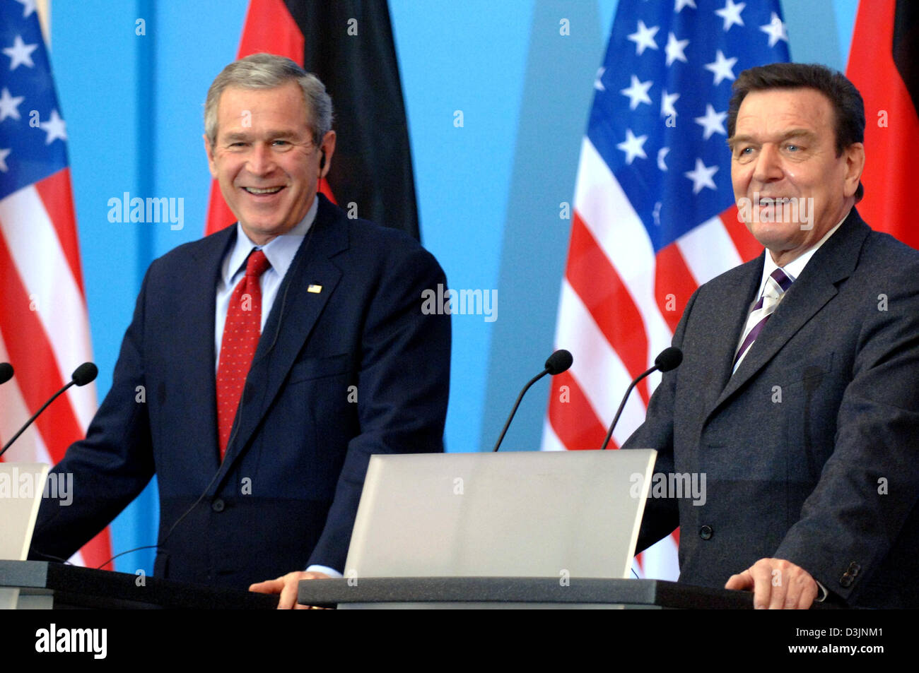 (Dpa) - US-Präsident George W. Bush (L) und Bundeskanzler Gerhard Schroeder Lächeln während einer Pressekonferenz nach dem Treffen in Mainz, den 23. Februar 2005. Ihre Tagung befasste sich mit der Consolodiation der deutsch-amerikanische Beziehungen, die aktuelle Situation im Irak, den Nahen Osten und Iran. Ein Schwerpunkt wurde auf Klimaschutz. Bush kam heute Morgen fo Stockfoto