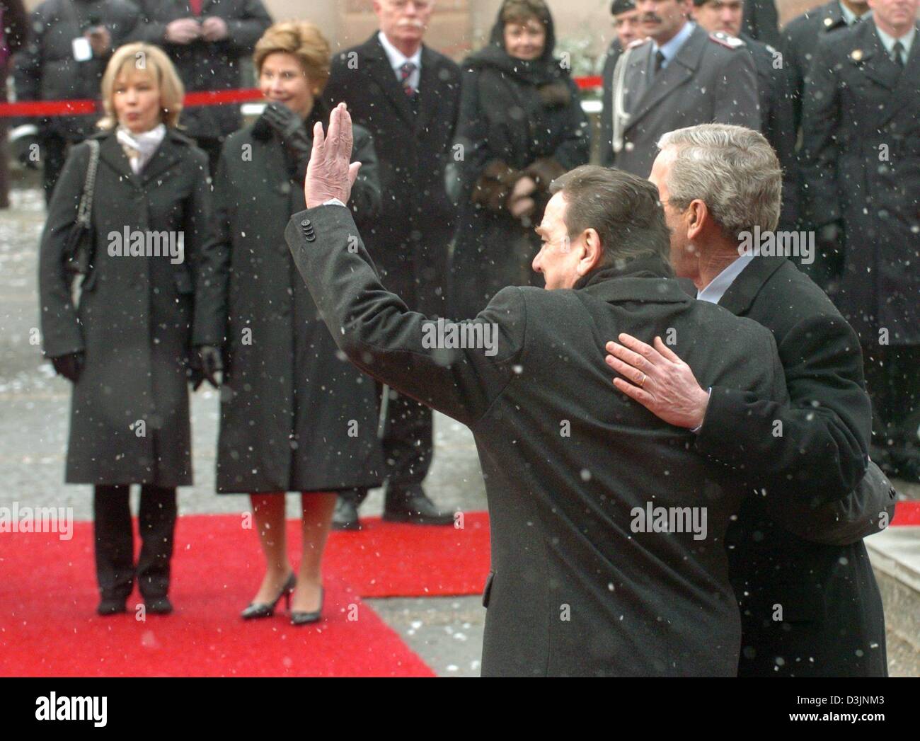 (Dpa) - US-Präsident George W. Bush (R, bedeckt) und Bundeskanzler Gerhard Schroeder (2. v. R) Lächeln und winken ihren Händen an die Fotografen während ihre Ehefrauen, Doris Schröder-Koepf (L) und U.S. First Lady Laura Bush (2n von L) Blick auf während des Empfangs in Mainz, Deutschland, Mittwoch, 23. Februar 2005. Bush zahlt einen eintägigen Besuch nach Deutschland auf seiner Tour durch Europa. Stockfoto
