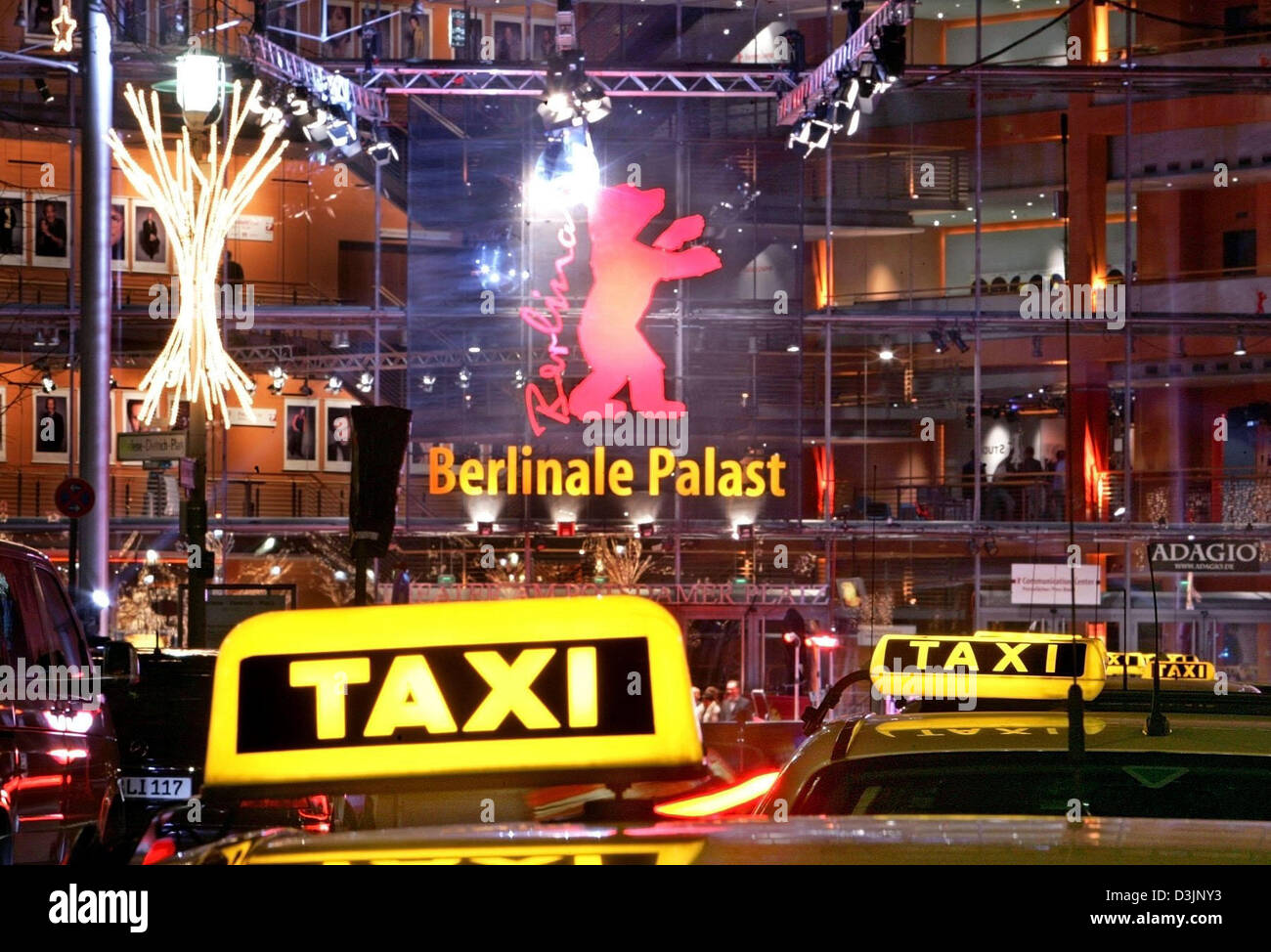 (Dpa) - gelbe Kappe Leuchttransparente warten Taxis Schlange vor dem Berlinale-Palast, einer der wichtigsten Veranstaltungsorte von der 55. Berlinale Filmfestival in Berlin, 17. Februar 2005.  Stichworte: Kunst-Kultur-Unterhaltung, ACE, Kino, gelb, Schilder, Berlinale, Logo, Filmfestival, Film festival, Taxi, Taxi, Deutschland: DEU, symbolische, außen, Night scene Stockfoto