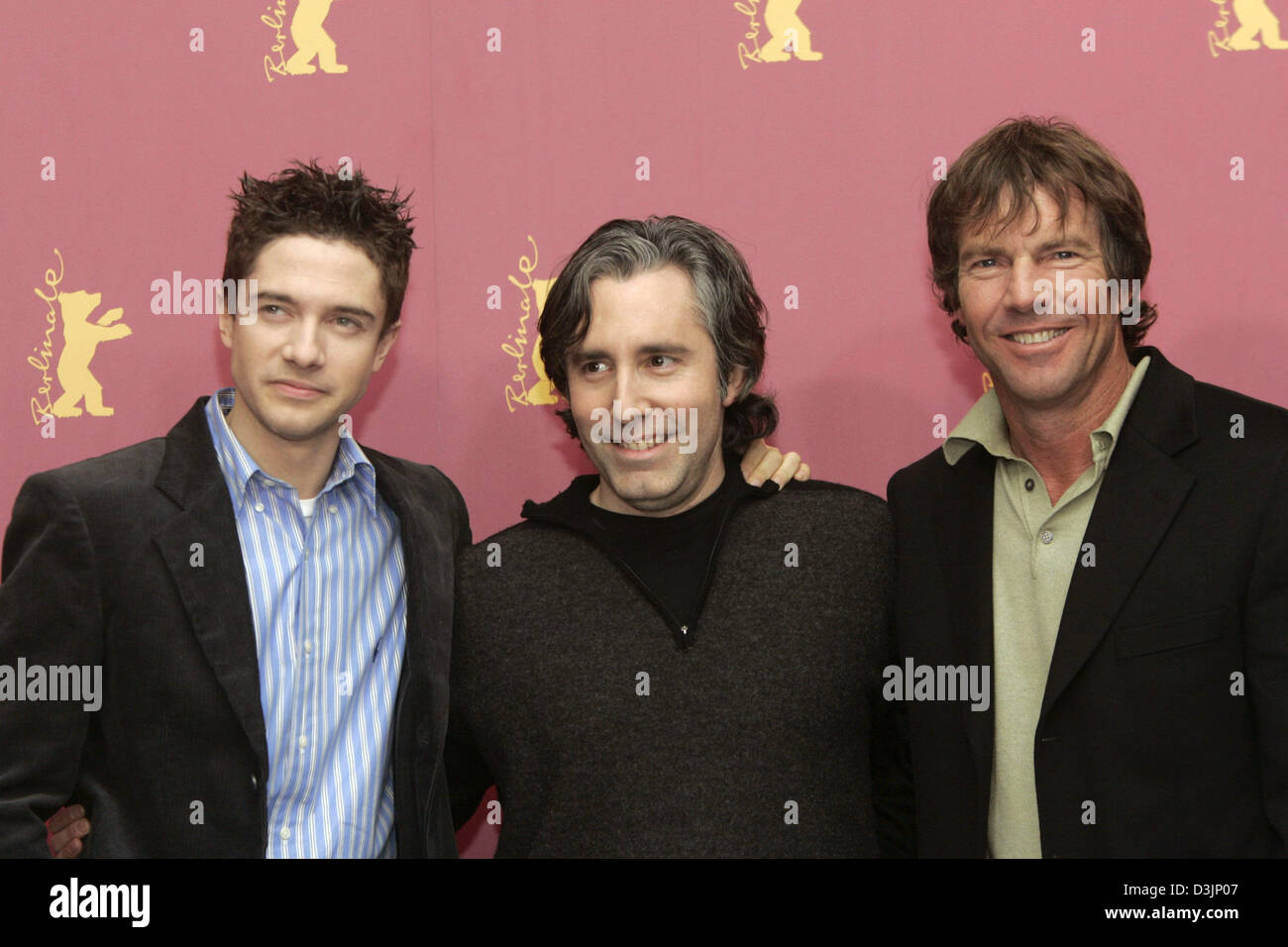 (Dpa) - (L-R): US-Schauspieler Topher Grace, Regisseur Paul Weitz und US-Schauspieler Dennis Quaid im Bild während der Präsentation des Films "In Good Company" (USA) während der 55. Berlinale Internationalen Filmfestspiele in Berlin, Deutschland, 13. Februar 2005. Insgesamt 21 Filme konkurrieren um den goldenen und silbernen Bären Preise auf der Berlinale. Stockfoto