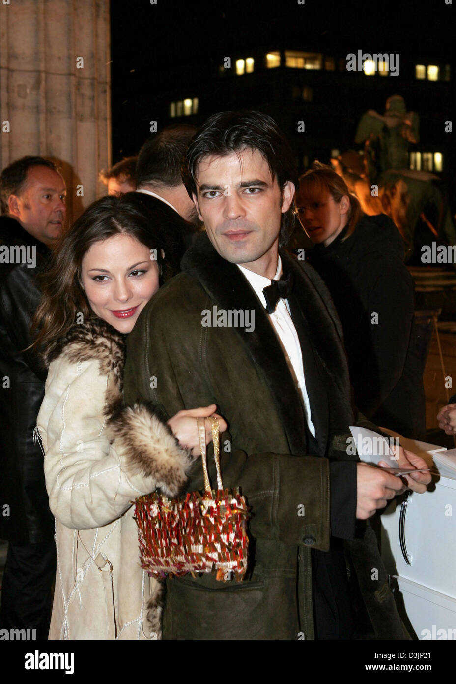 (Dpa) - Schauspielerin Naike Rivelli, Tochter der Schauspielerin Ornella Muti und ihr Freund Algen Nikolla kommen zu dem Konzerthaus, wo die "Cinema for Peace"-Gala statt in Berlin, Deutschland, 14. Februar 2005 fand. Das Charity-Event war eines der Highlights der diesjährigen 55. Berlinale internationales Filmfestival. Erlös geht an UNICEF "Kinder Opfer des Tsunami in Indonesien" Fonds Stockfoto