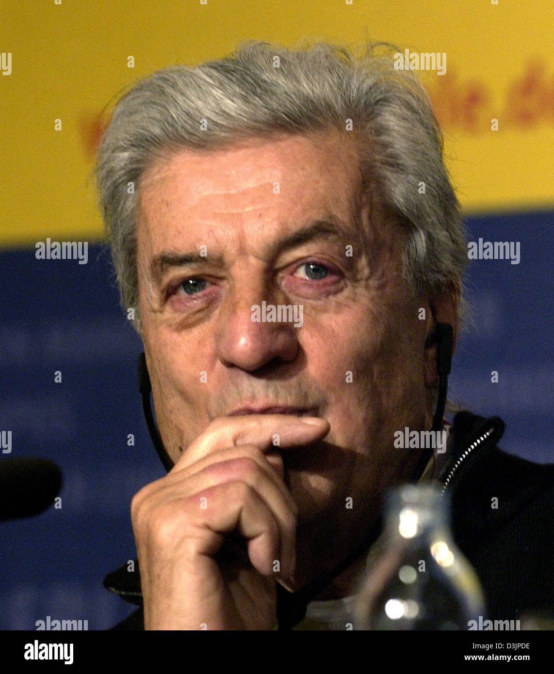 (Dpa) - der italienische Designer Nino Cerruti während einer Pressekonferenz in Berlin am Donnerstag, 10. Februar 2005 abgebildet. Die Mitglieder der internationalen Jury der diesjährigen Berlinale Filmfestival wurden heute der Presse vorgestellt. Stockfoto