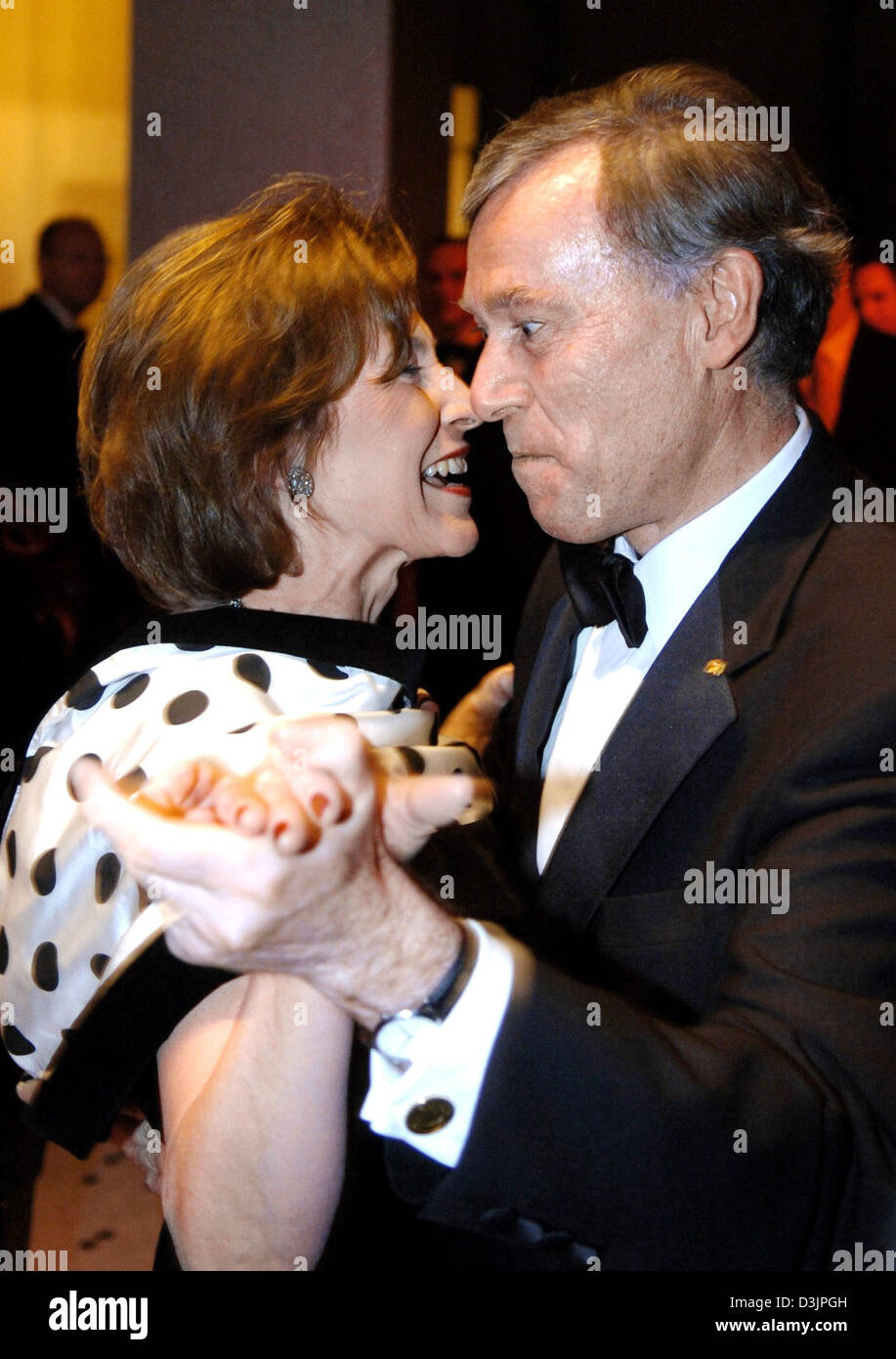 (Dpa) - German President Horst Koehler (R) und seine Frau Eva nehmen in den Stock mit einem kleinen Tanz während des "Ball des Sports" Chairty Ball in der Festhalle in Frankfurt am Main, Deutschland, 5. Februar 2005. 2.200 Gäste, darunter die 400 ehemalige und aktuelle Top-Athleten sowie Prominente aus der Welt der Politik, Wirtschaft und Unterhaltung nahmen an der Veranstaltung. Stockfoto