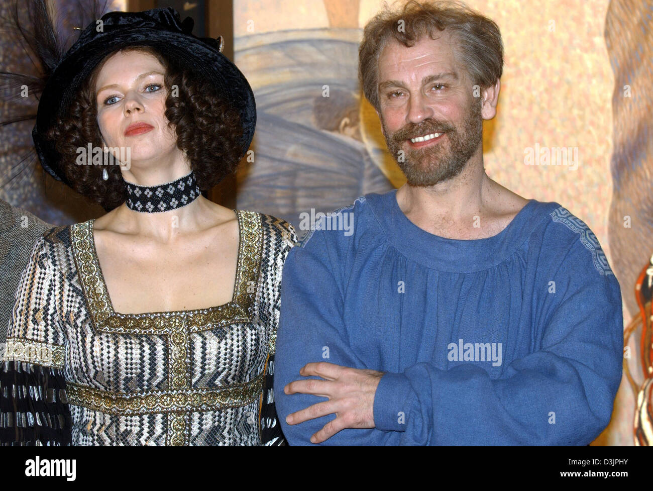 (Dpa) - deutsche Schauspielerin Veronica Ferres und US-Schauspieler John Malkovich stellen bei den Dreharbeiten ihres neuen Films "Klimt" in den Movie Park Deutschland Studios in Bottrop-Kirchhellen, Deutschland, 8. Februar 2005. Malkovich spielt den berühmten österreichischen Maler Gustav Klimt und Ferres Stars als seine Muse Emilie Floege. Das Studio in Bottrop ist der letzte Ort für den Film, der auch in Vien gedreht wurde Stockfoto