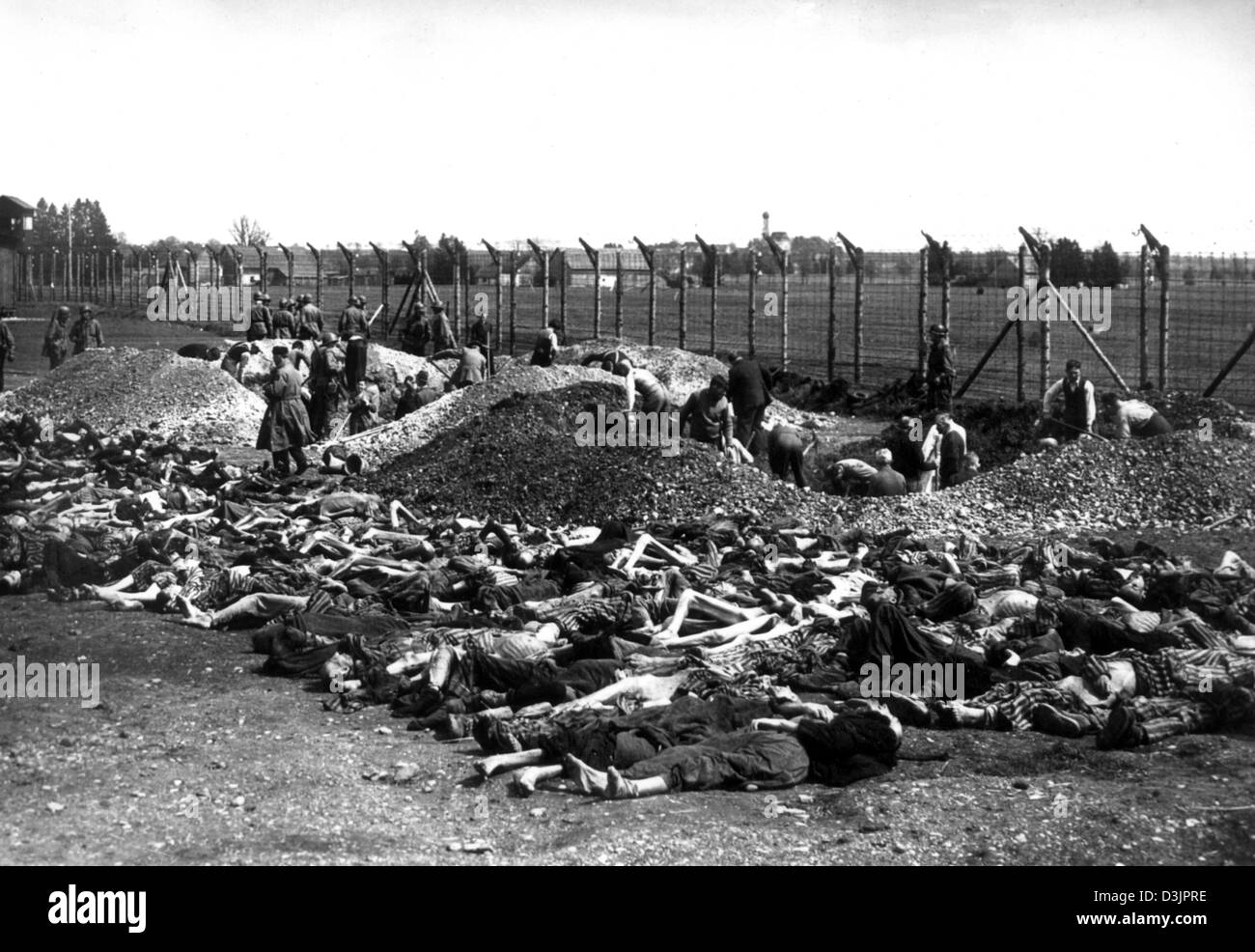 (Dpa-Dateien) - auf Bestellung und Überwachung der 7. uns Armee deutscher Zivilisten sind Truppen die Leichen der ermordeten camp Häftlinge des Konzentrationslagers in Landsberg, Deutschland 27. April 1945. Stockfoto