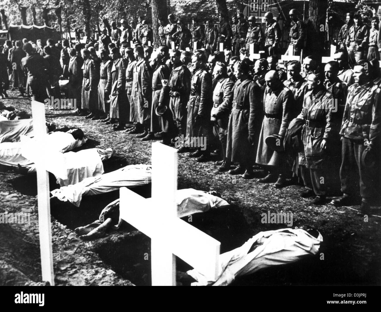 (Dpa-Dateien) - auf Befehl der Armee deutschen Zivilisten begraben der ermordeten Opfer des Konzentrationslagers Woebbelin in Ludwigslust, Deutschland, 7. Mai 1945. Das Lager wurde von den 82 befreit. U.S. Airborne Division am 02 Mai 1945. Stockfoto