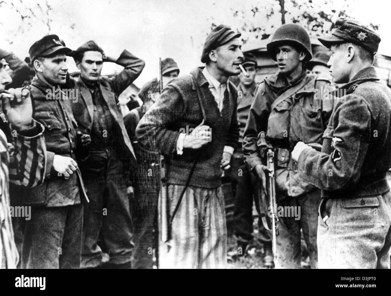 (Dpa-Dateien) - ehemalige polnische Gefangenschaft (C, Front) wirft eine deutsche Garde von Missbrauch und Misshandlung von Gefangenen nach die Befreiung des KZ Dachau von US-in Dachau, Deutschland, 30. April 1945 Truppen. Stockfoto