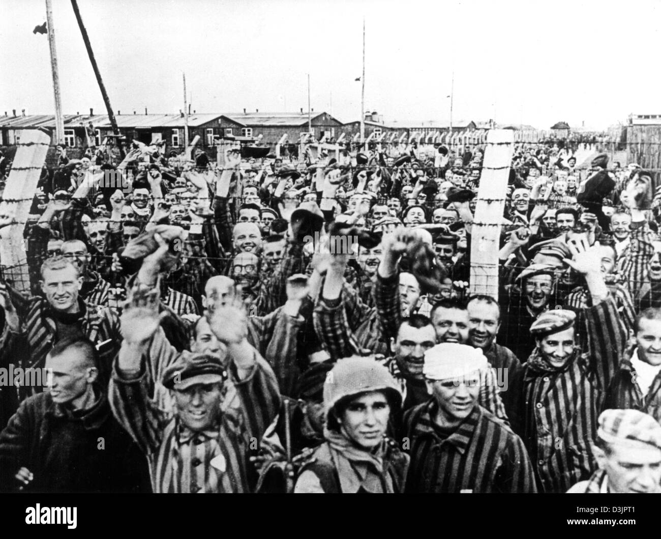(Dpa-Dateien) - Hunderte von ehemaligen Häftlingen jubilate und jubeln nach der Befreiung des KZ Dachau durch US-Truppen in Dachau, Deutschland, 30. April 1945. Stockfoto