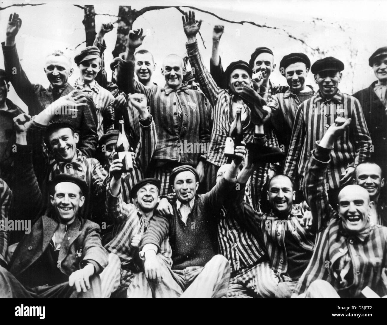 (Dpa-Dateien) - ehemalige Häftlinge jubilate und jubeln nach der Befreiung des KZ Dachau durch US-Truppen in Dachau, Deutschland, 30. April 1945. Stockfoto