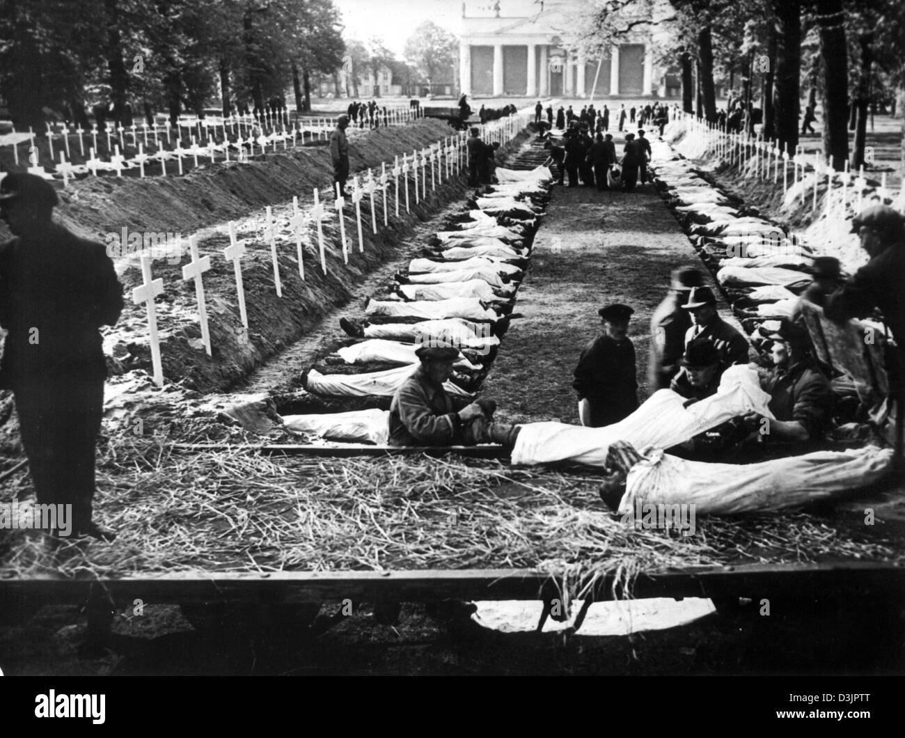 (Dpa-Dateien) - auf Befehl der Armee deutsche Zivilisten zu exhumieren und begraben die ermordeten Opfer des Konzentrationslagers Woebbelin in Ludwigslust, Deutschland, 7. Mai 1945. Das Lager wurde von den 82 befreit. U.S. Airborne Division am 02 Mai 1945. Stockfoto