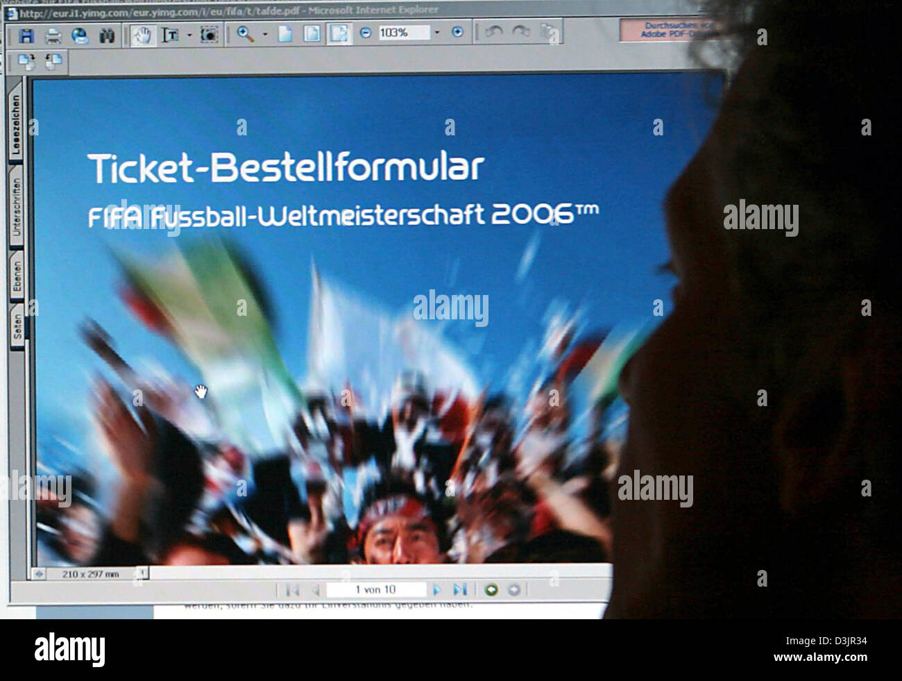 (Dpa) Ein Mann schaut das Bestellformular für WM-Tickets, die von der FIFA-Website auf einem Computerbildschirm in Frankfurt, Deutschland, kurz nach Mitternacht 1. Februar 2005 heruntergeladen wurde. (Siehe Abbildung für den Start des Verkaufs von WM-Tickets). Mit dem Signal um Mitternacht begann die weltweit größte Verkaufsaktion für Tickets in der Geschichte der Fußball-Weltmeisterschaften. In der ersten phas Stockfoto